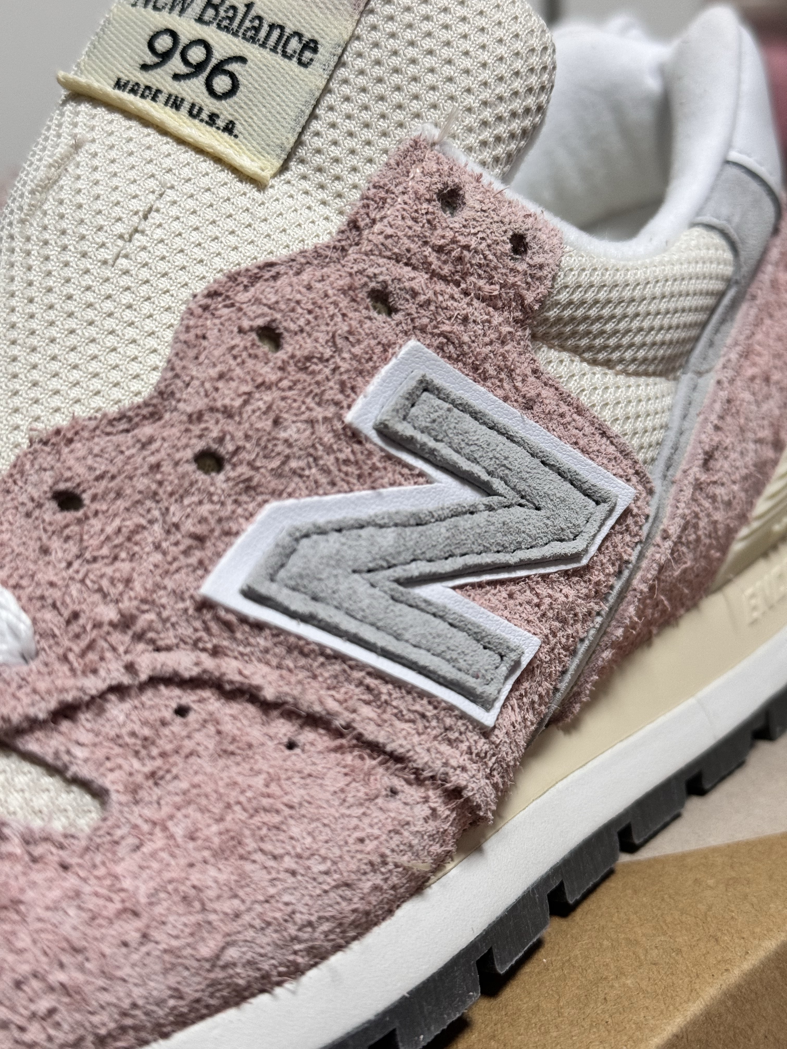 New Balance Made in USA 996 Pink Haze Silver 착용 스타일