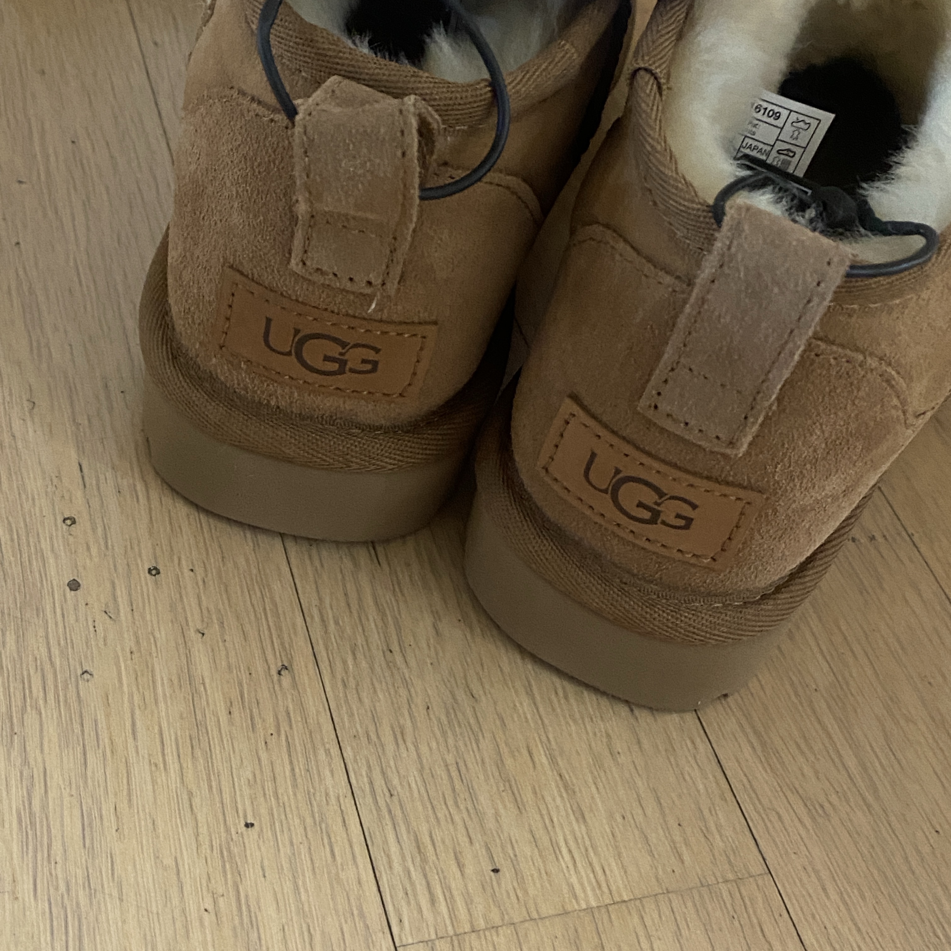 (W) UGG Classic Ultra Mini Boots Chestnut 착용 스타일 - 3