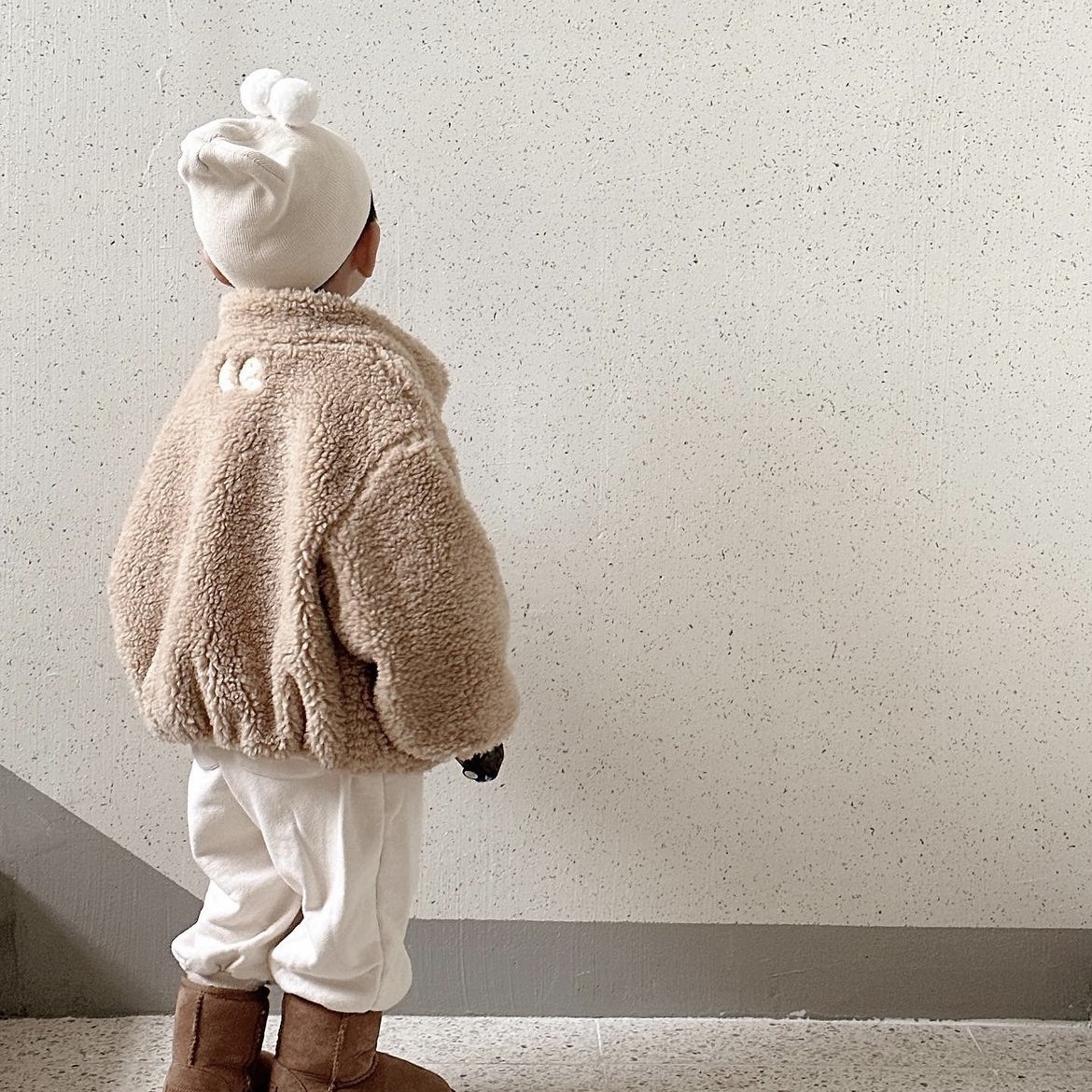 (Kids) UGG Classic II Mini Boots Chestnut 착용 스타일 - 1