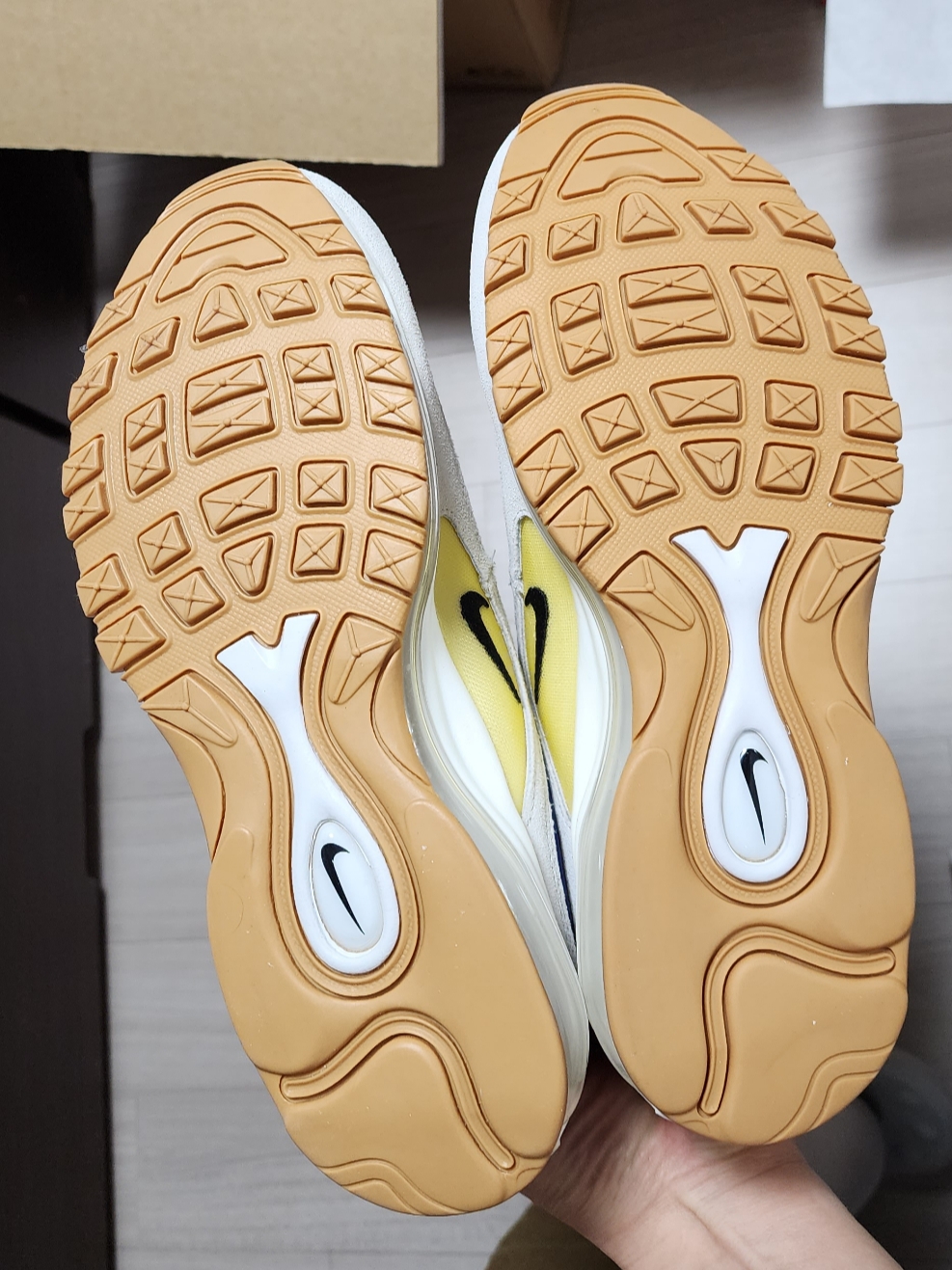 Nike Air Max 97 SE Summit White Safety Orange 착용 스타일