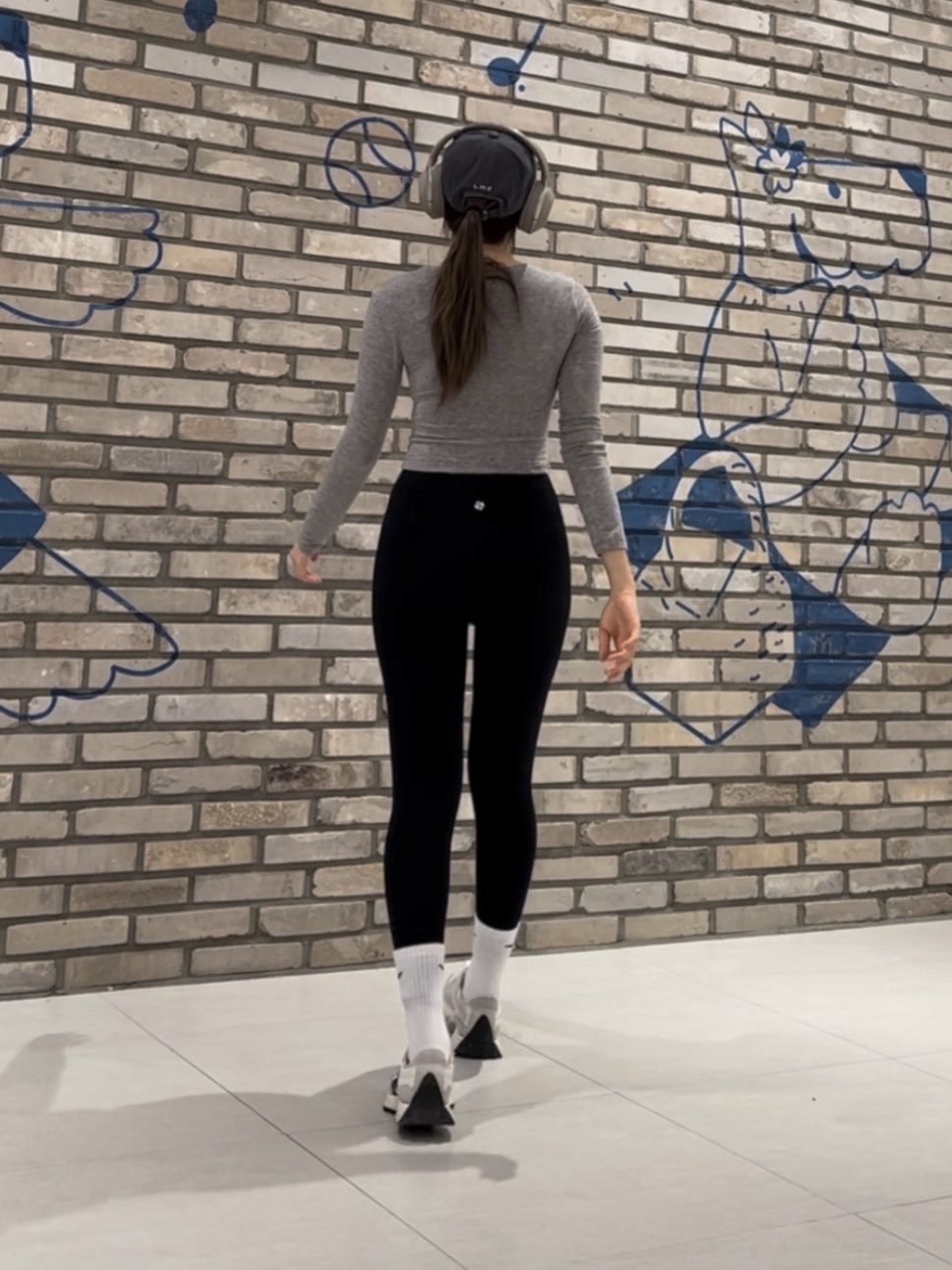 New Balance 327 White Black, Nike Everyday Cushioned Training Crew Socks White (3 Pack/Korean Ver.) 착용 스타일 - 1
