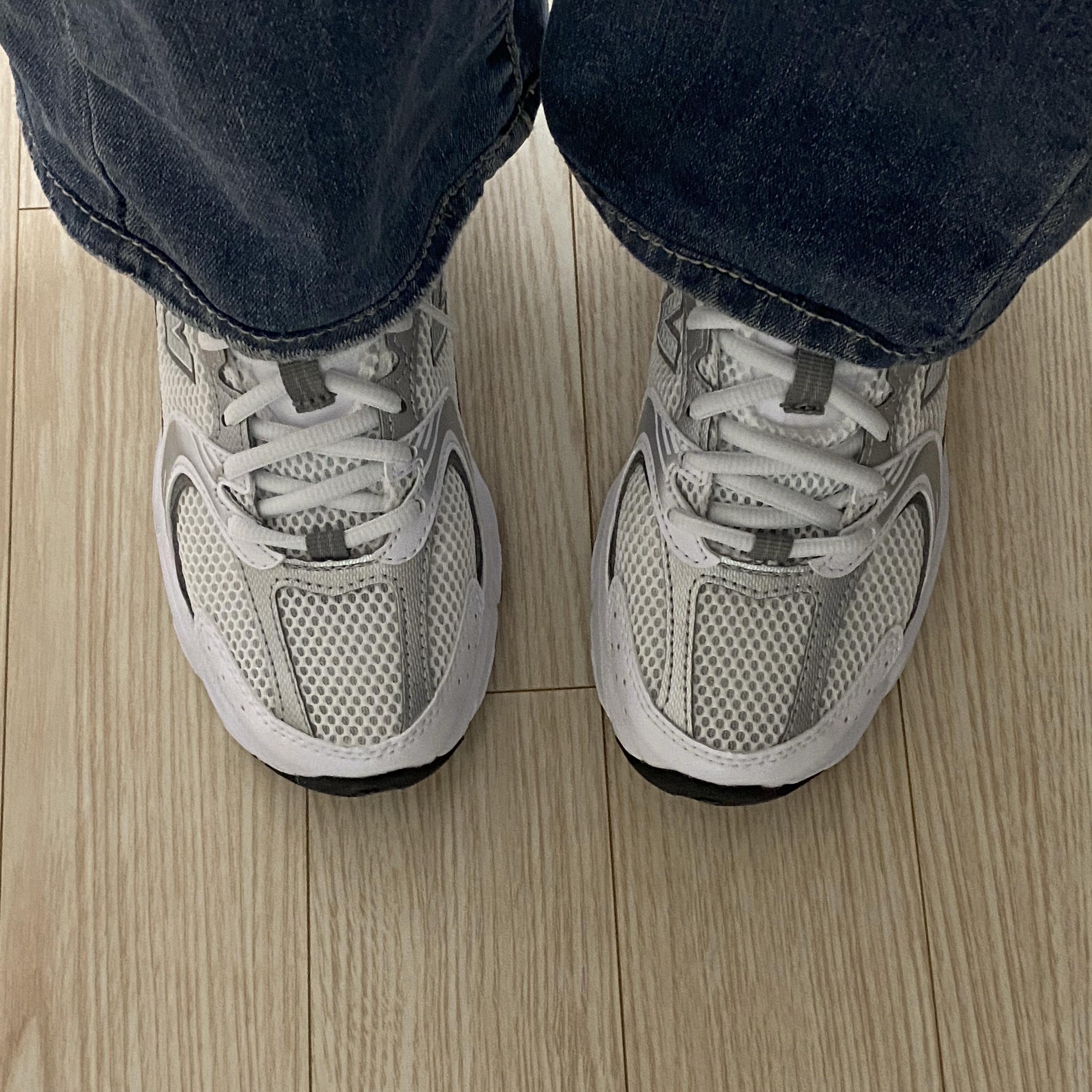 New Balance 530 White Silver 착용 스타일 - 1