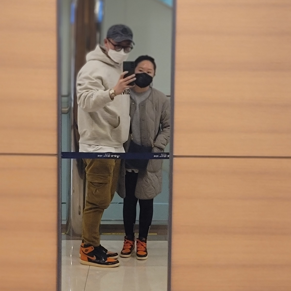 Essentials 3D Silicon Applique Pullover Hoodie Buttercream 2020, Jordan 1 Retro High Shattered Backboard 3.0 착용 스타일
