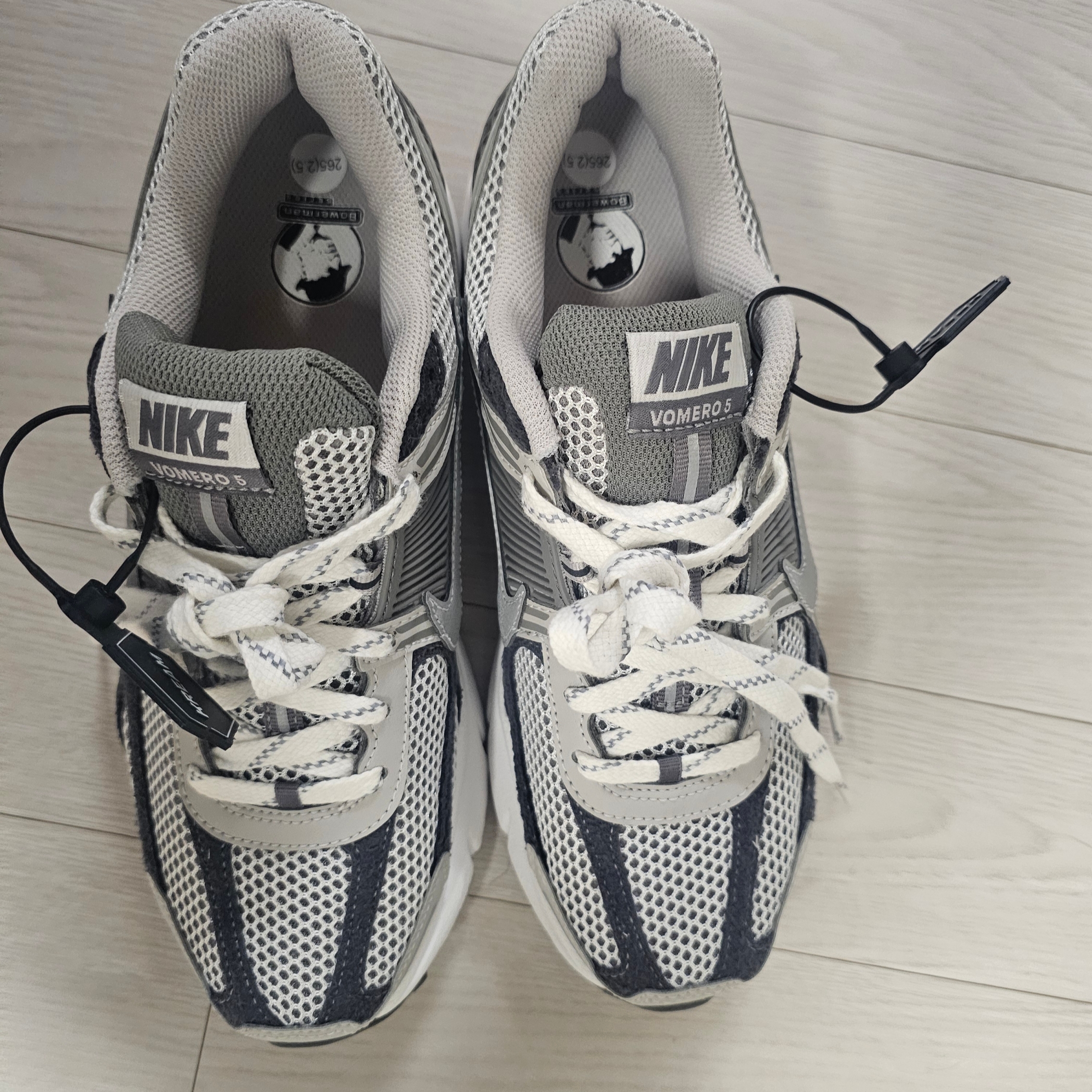 Nike Zoom Vomero 5 PRM Light Iron Ore and Flat Fewter 착용 스타일 - 1