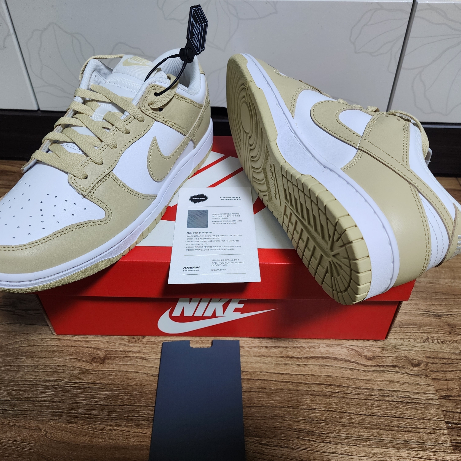 Nike Dunk Low Team Gold and White 착용 스타일 - 1