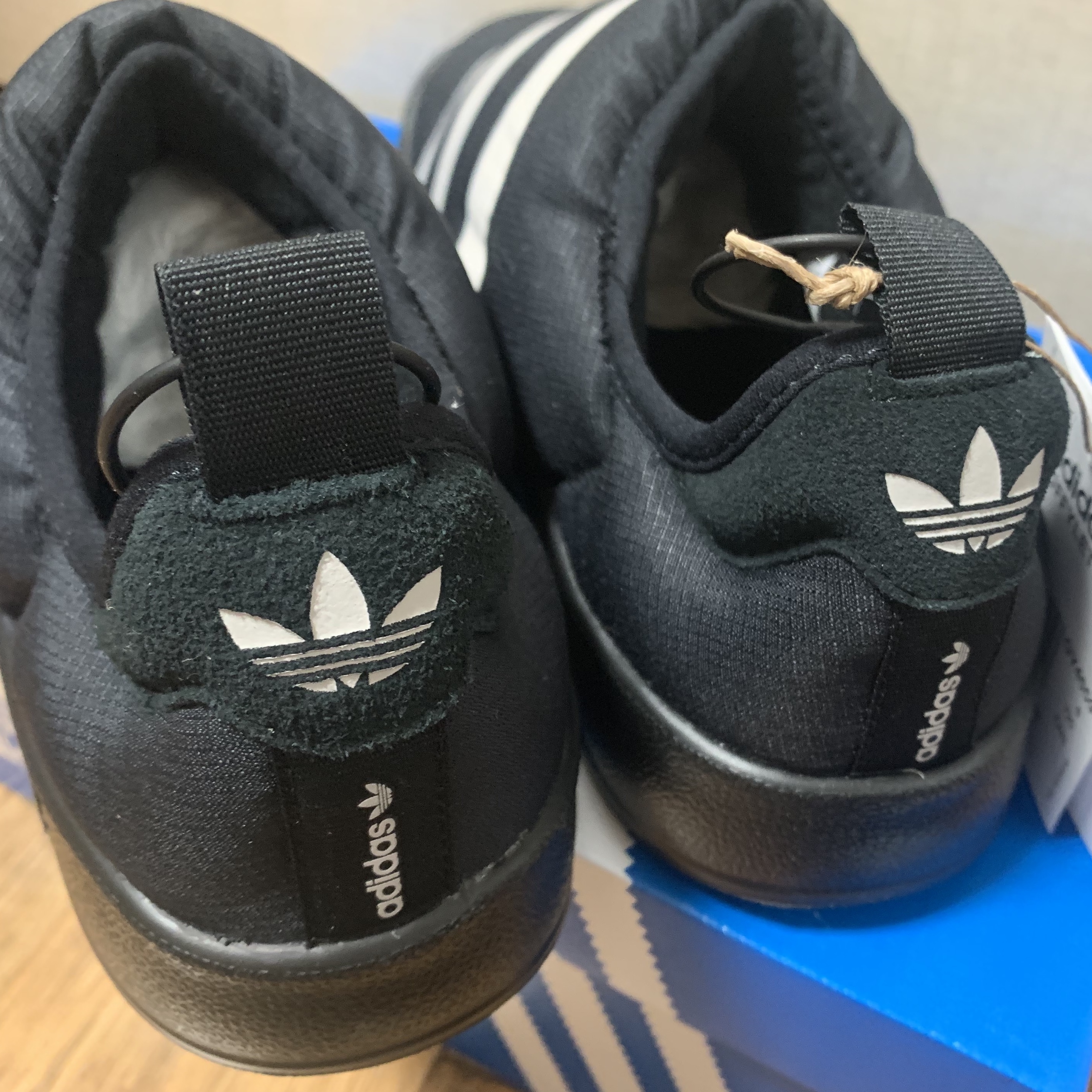 Adidas Puffylette Core Black 착용 스타일 - 2