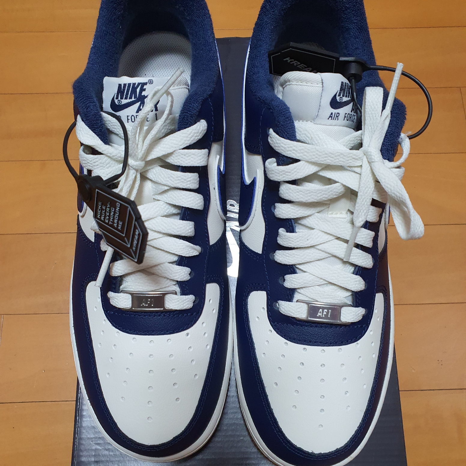 Nike Air Force 1 '07 LV8 Midnight Navy 착용 스타일