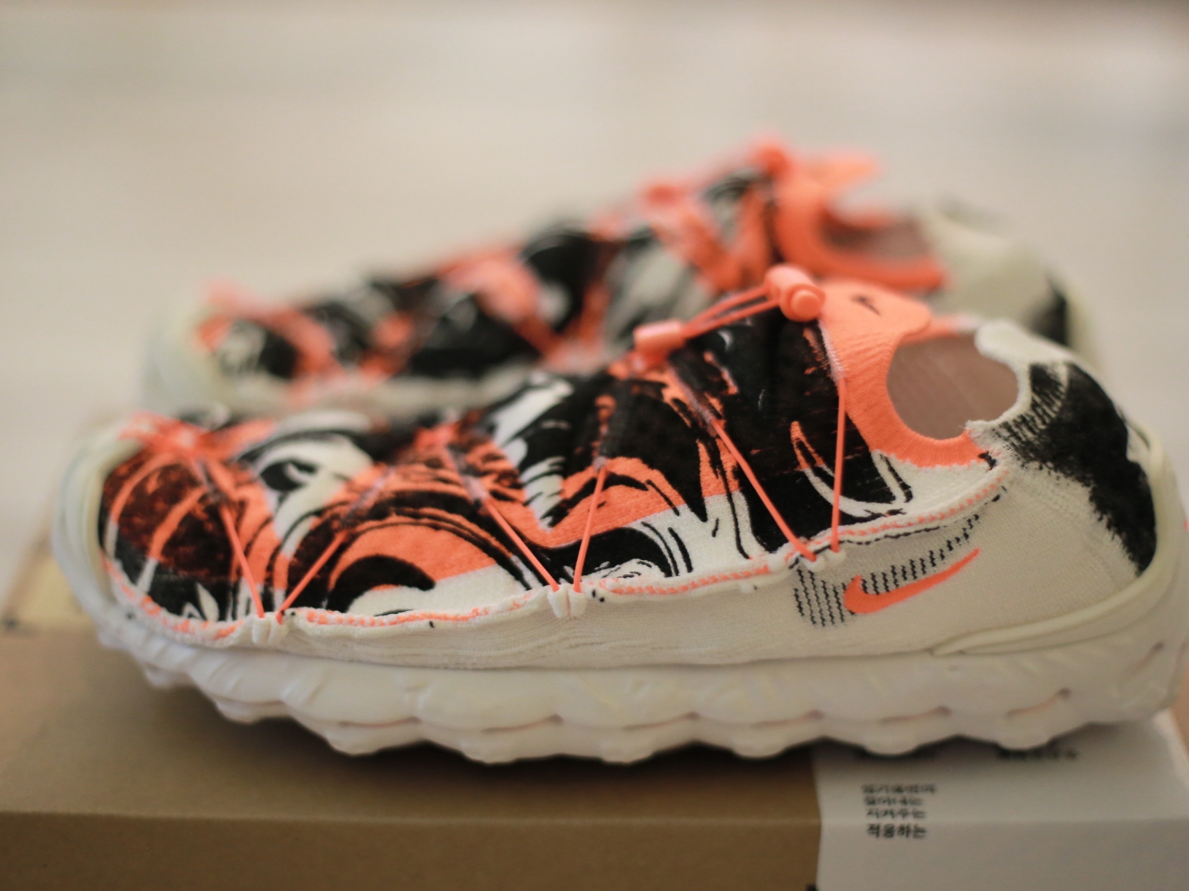 Nike ISPA Mindbody White and Total Orange, Nike ISPA Mindbody Black and White 착용 스타일 - 1