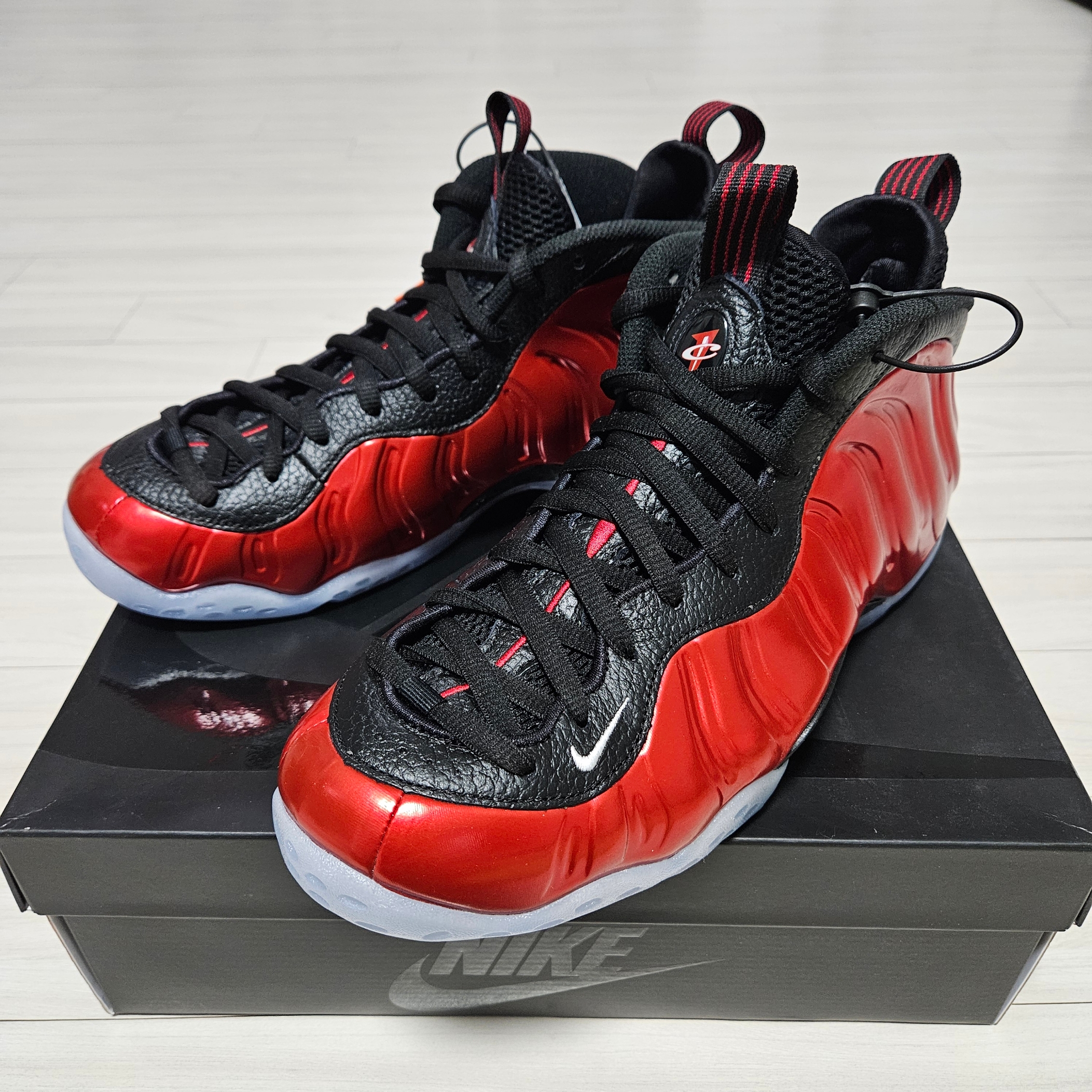 Nike Air Foamposite One Metallic Red 착용 스타일 - 2