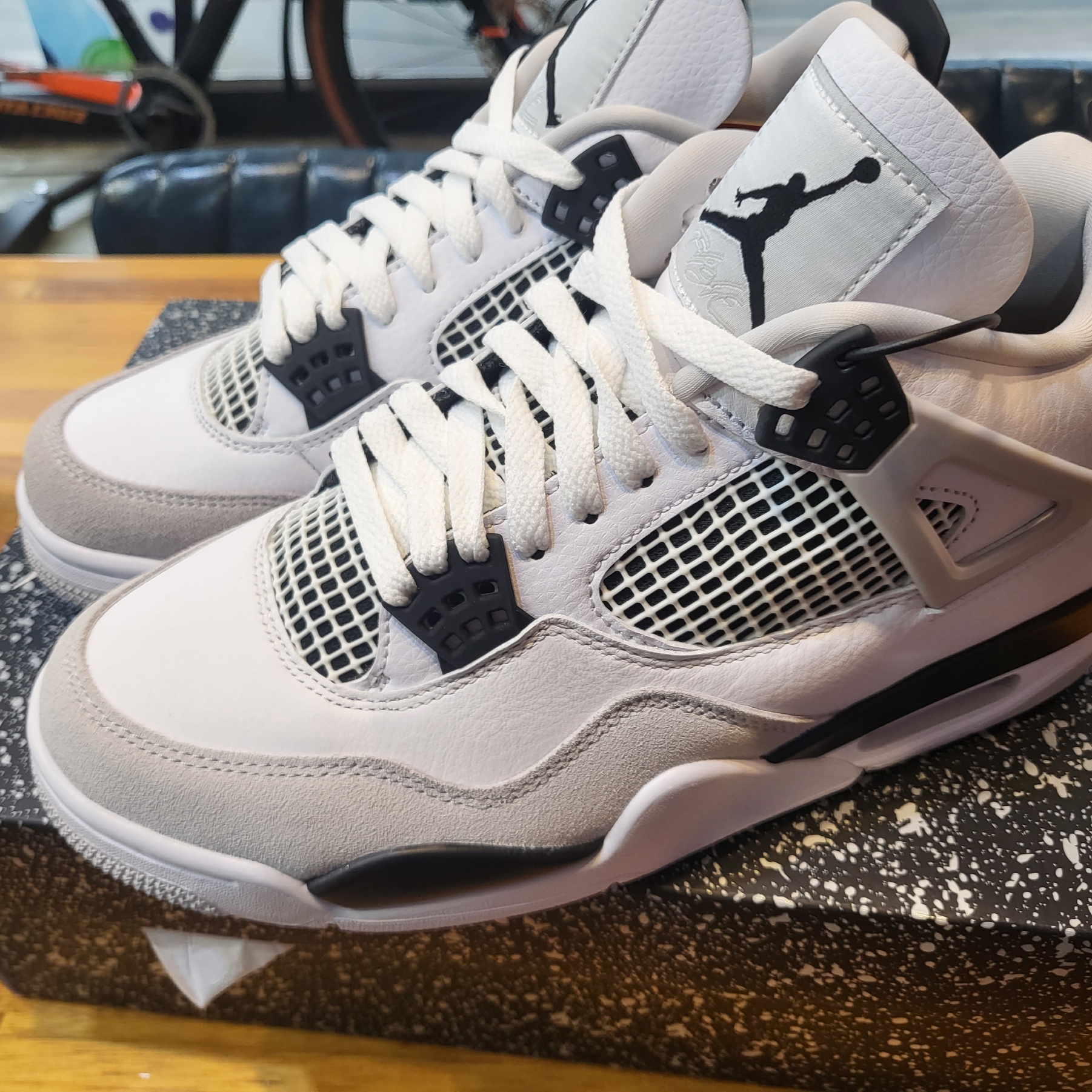 Jordan 4 Retro White and Black 착용 스타일 - 1