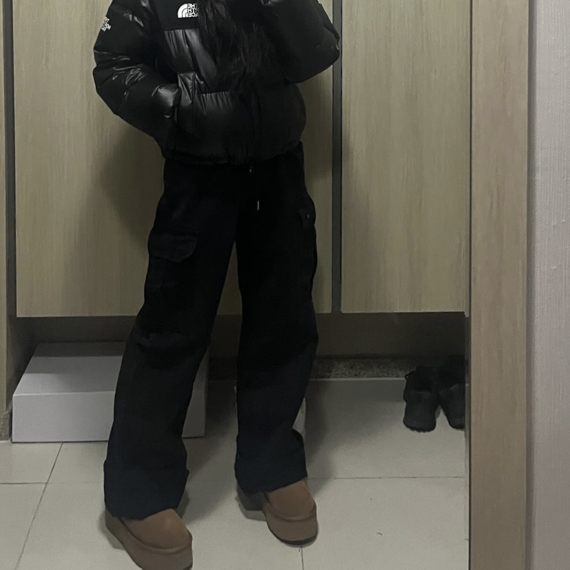 (W) UGG Classic Ultra Mini Platform Boots Chestnut, (W) The North Face White Label Novelty Nuptse Down Jacket Black 착용 스타일 - 1