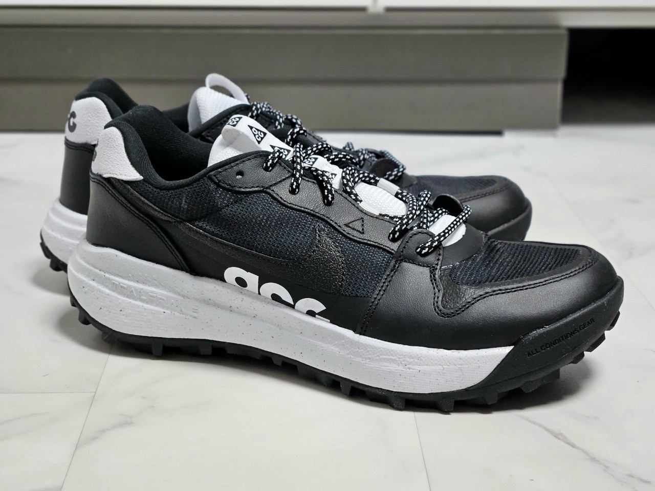 Nike ACG Lowcate Black White 착용 스타일 - 3
