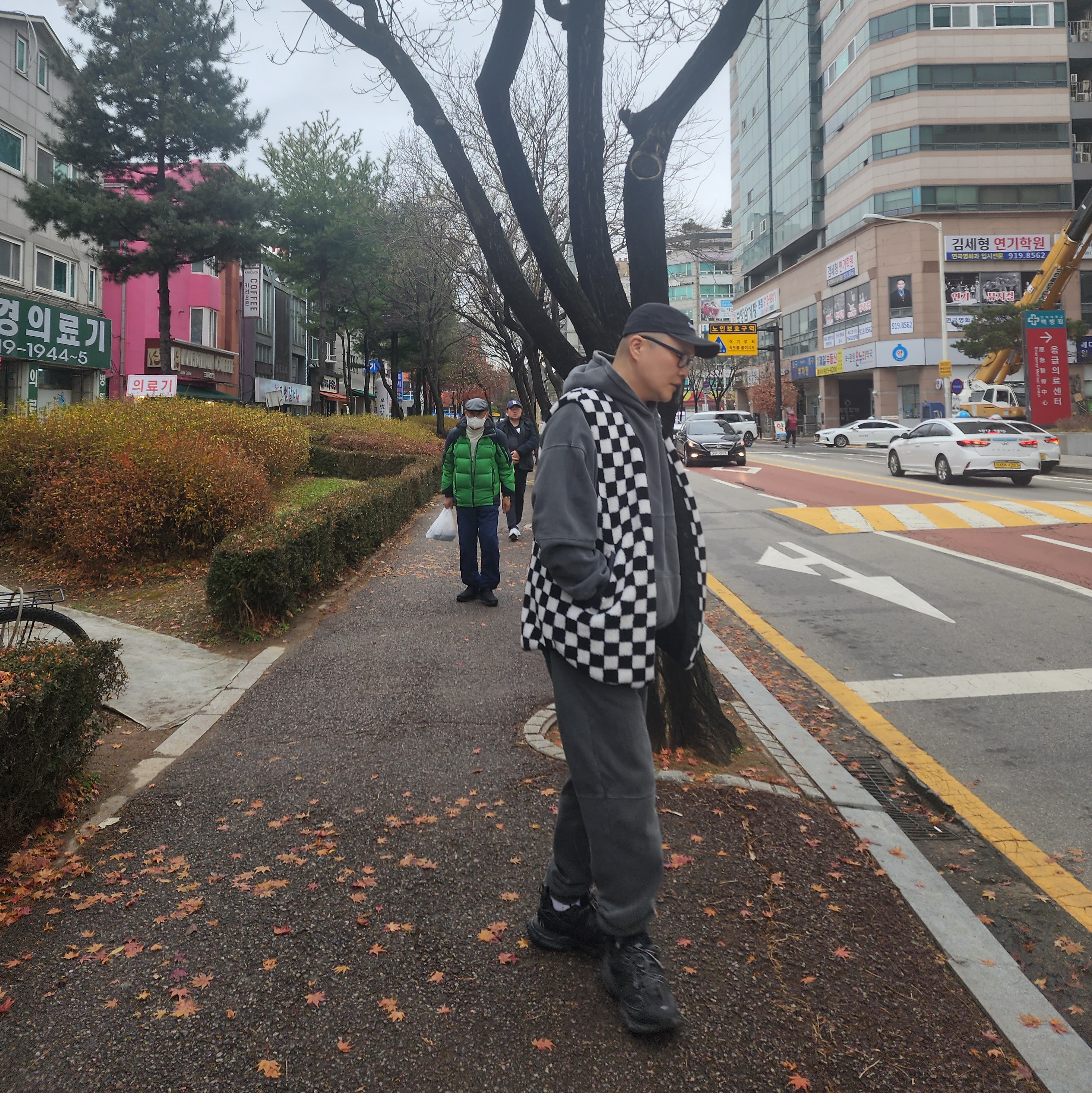 Supreme Denim Camp Cap Black - 24SS, IAB Studio Blocked Pigment Sweatpants Black 착용 스타일
