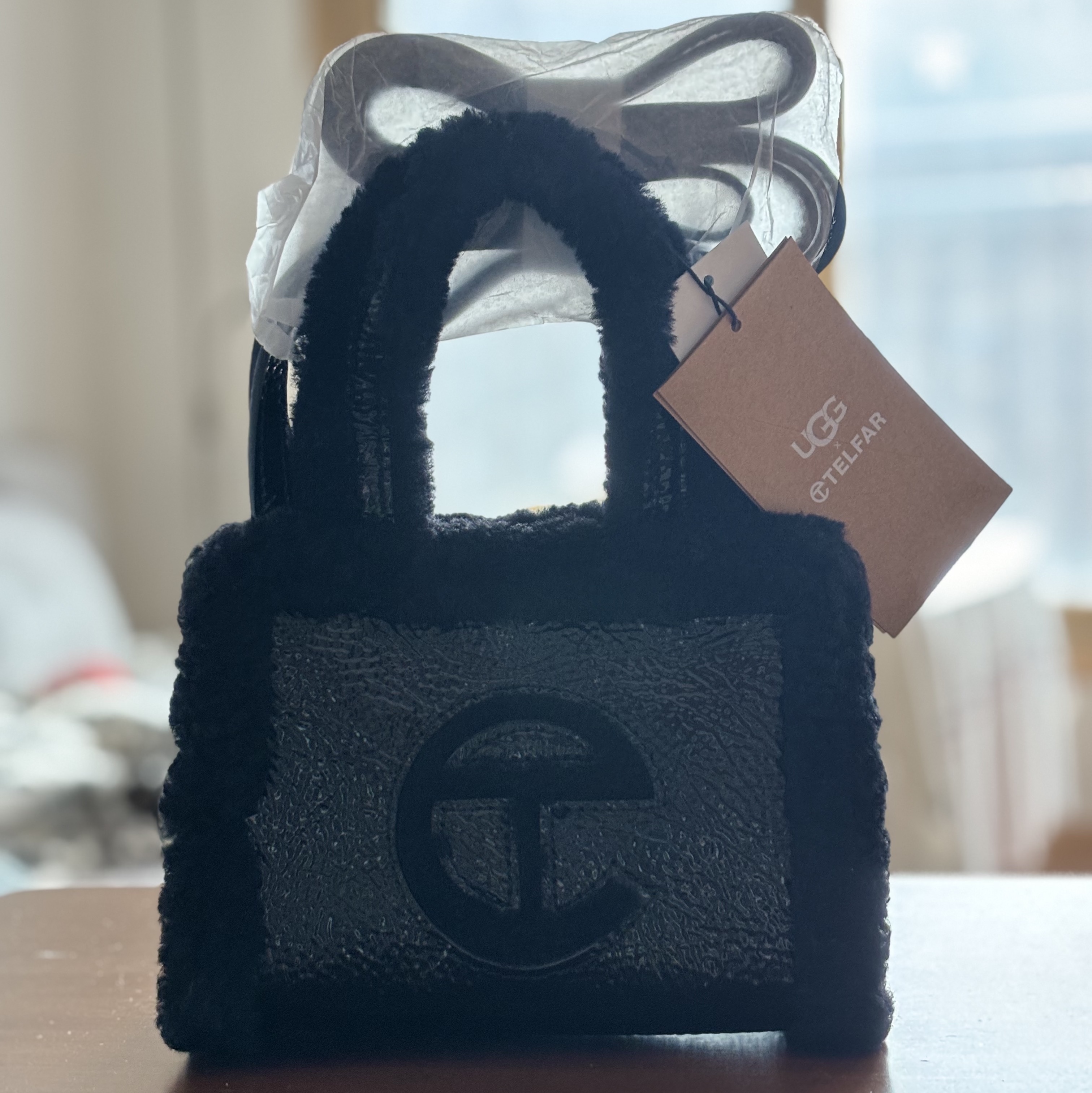 Telfar x UGG Small Shopping Bag Crinkle Black 착용 스타일