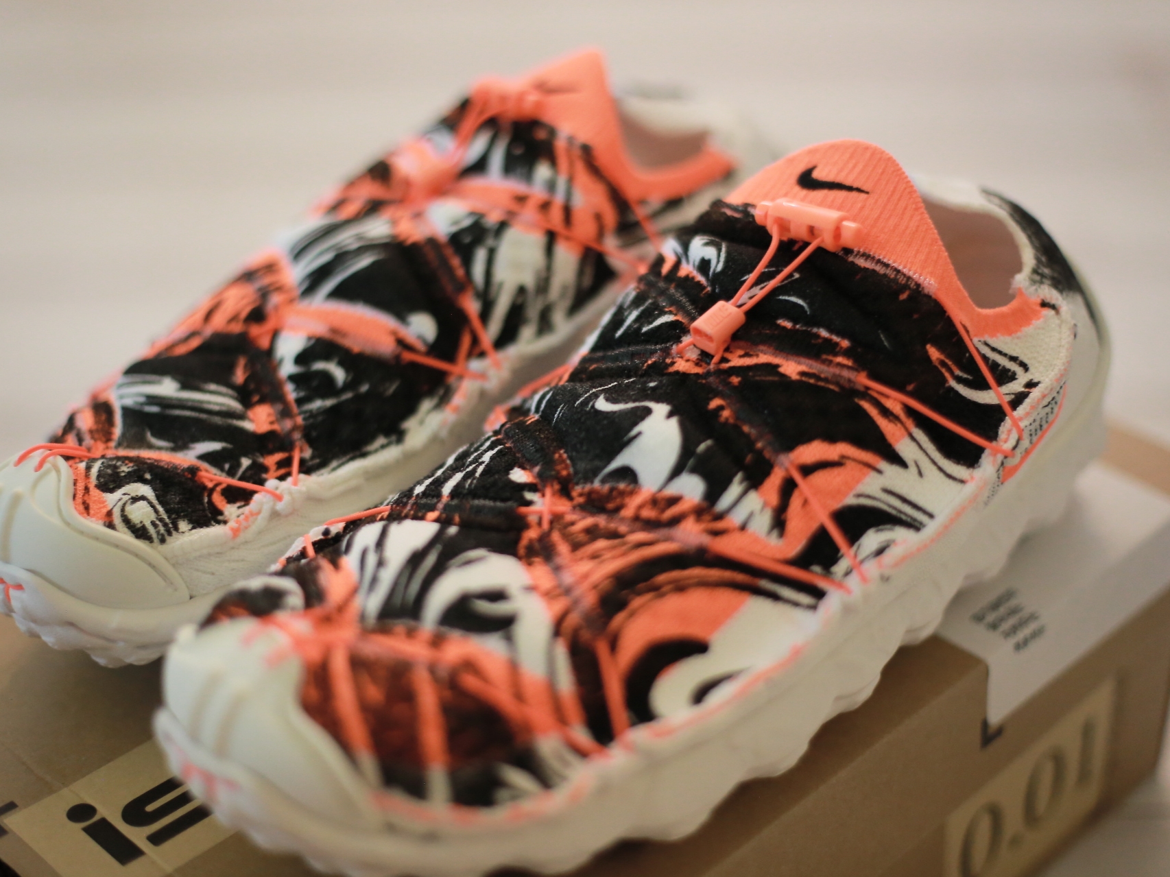 Nike ISPA Mindbody White and Total Orange, Nike ISPA Mindbody Black and White 착용 스타일 - 2