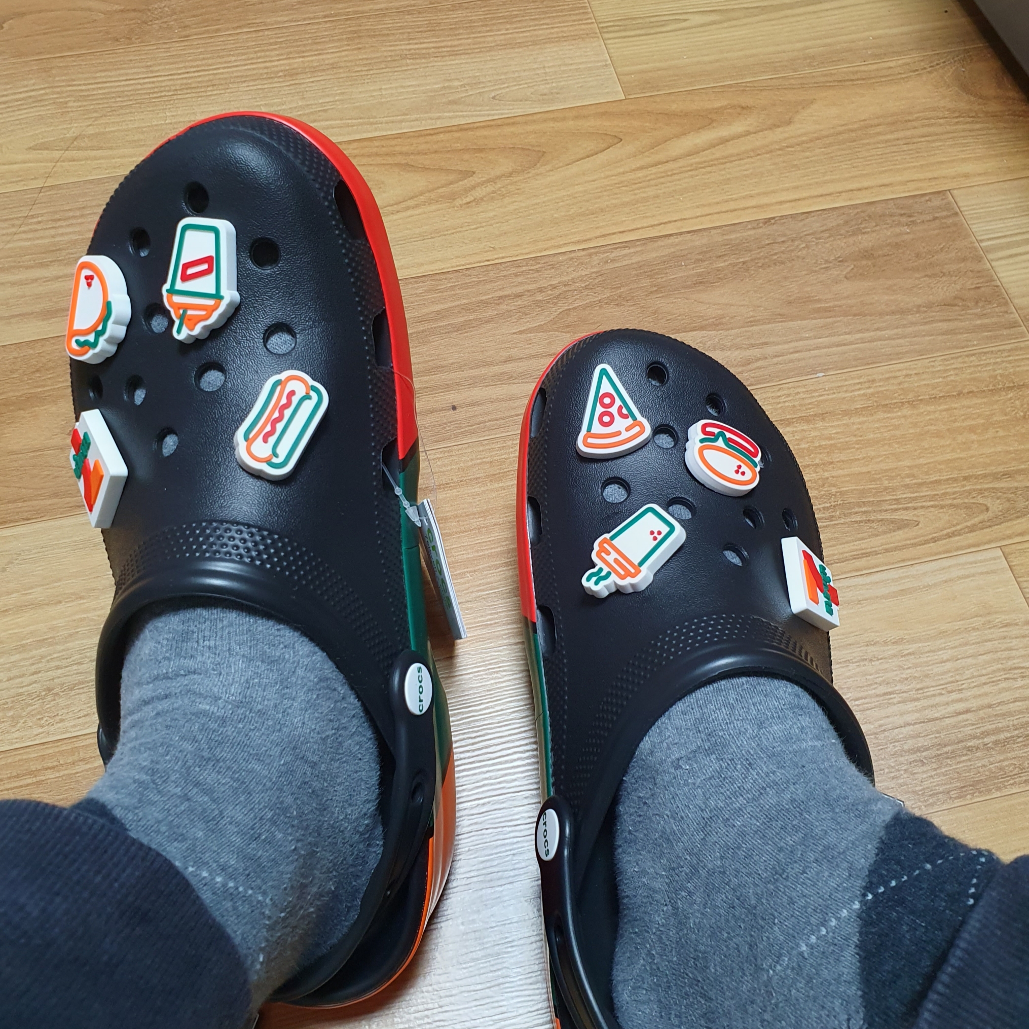 Crocs x 7-Eleven Classic Clog Black 착용 스타일 - 3