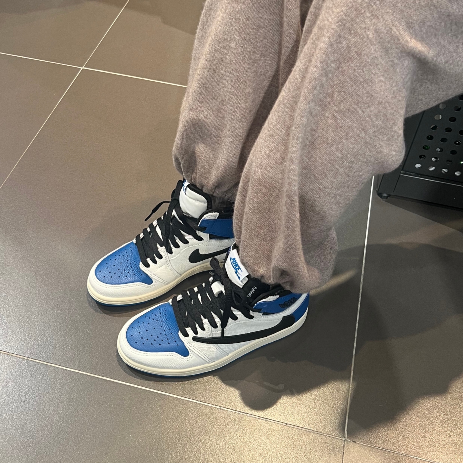 Jordan 1 x Travis Scott x Fragment Retro High OG SP Military Blue 착용 스타일