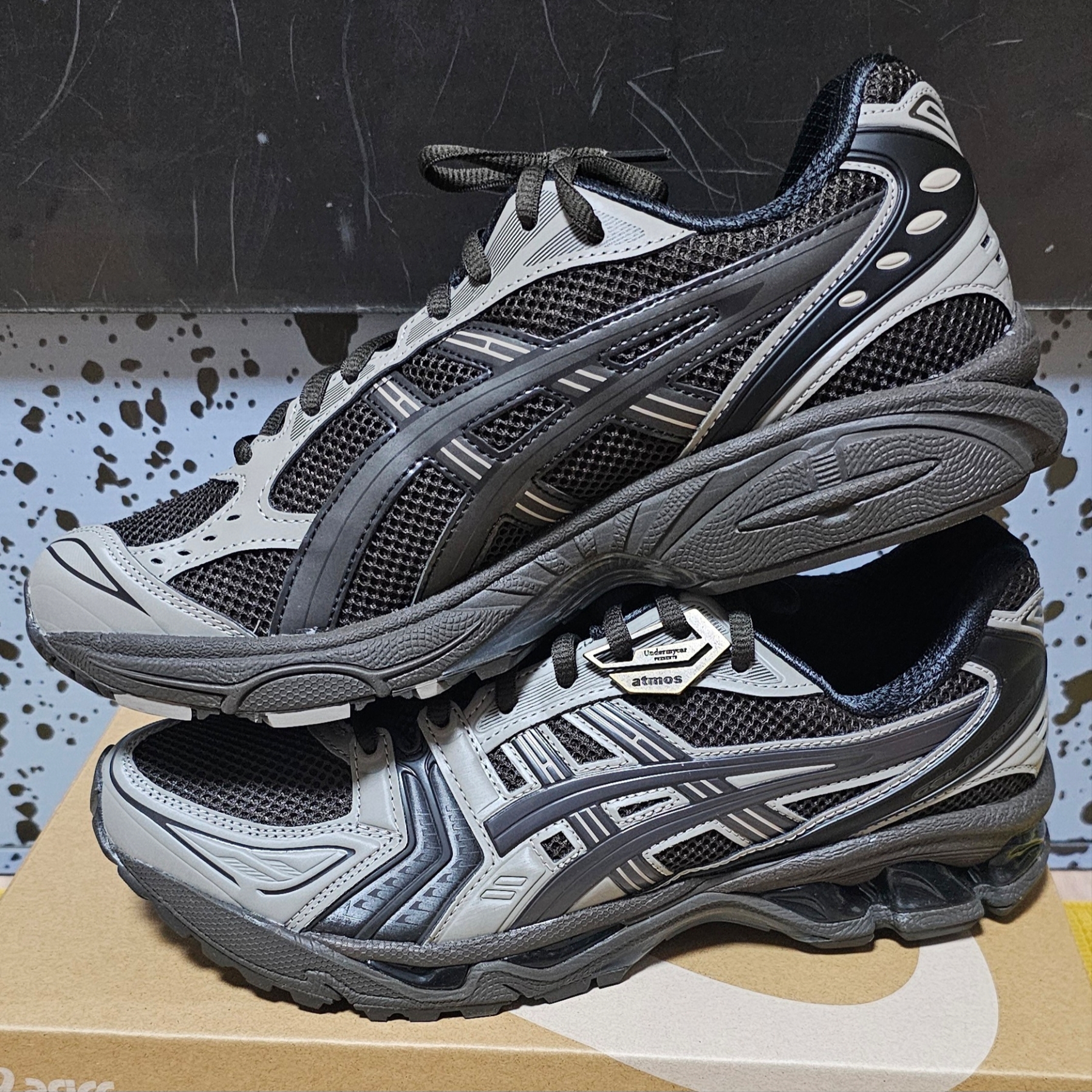 Asics x Atmos x Undermycar Gel-Kayano 14 Pepper Black 착용 스타일 - 2