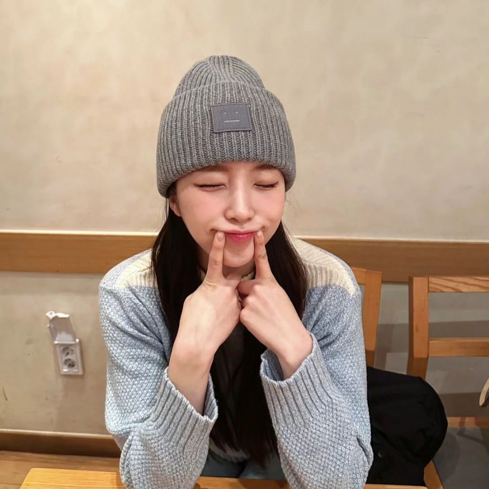 Acne Studios Large Face Logo Beanie Grey Melange 착용 스타일 - 2