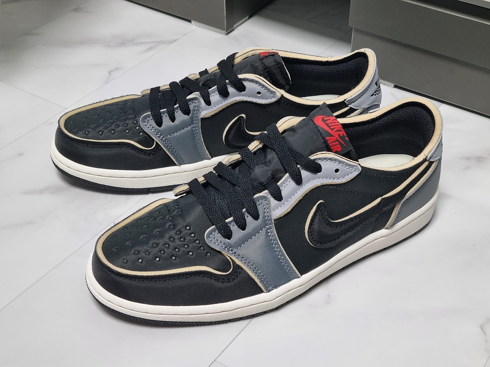 Jordan 1 Retro Low OG EX Black and Smoke Grey 착용 스타일 - 2