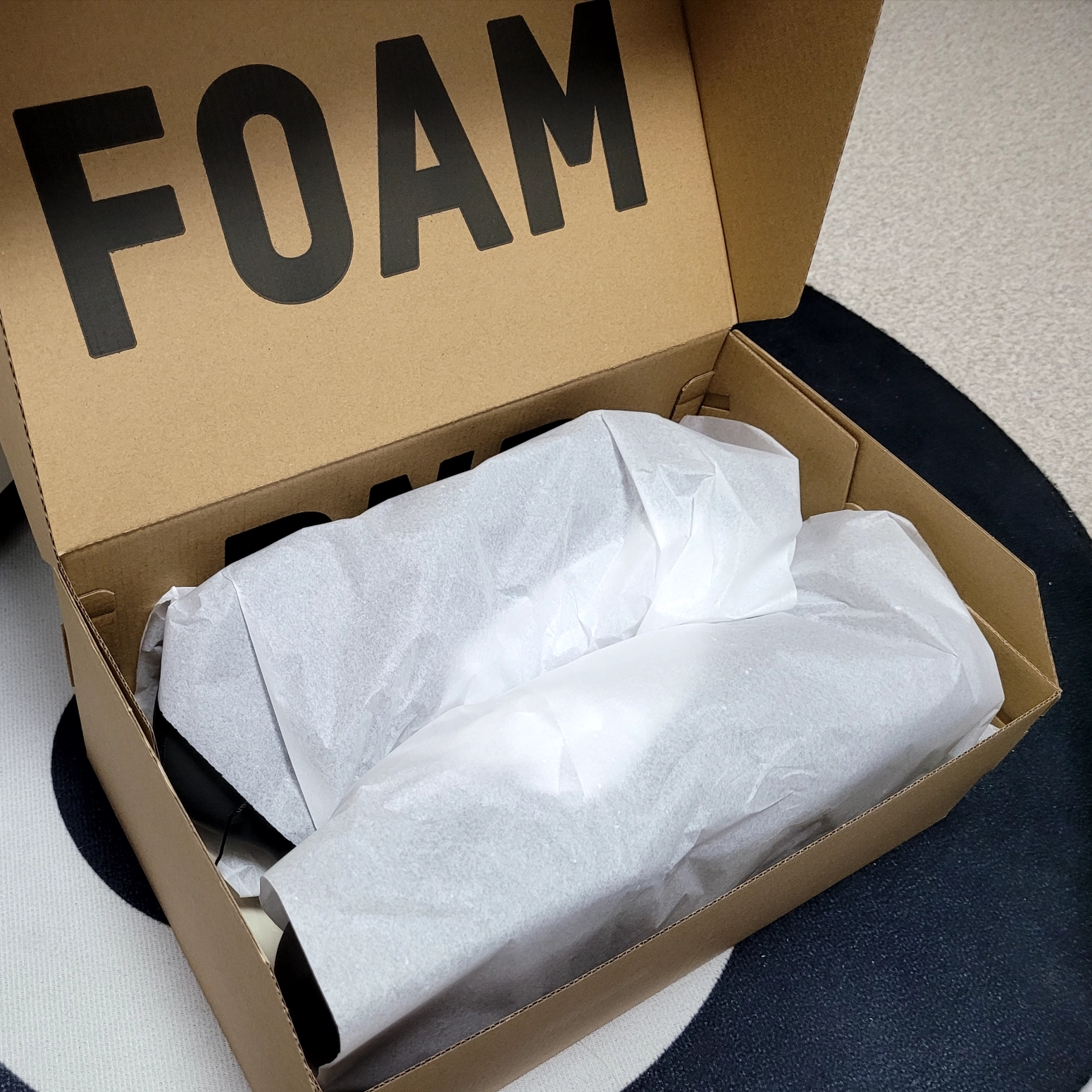 Adidas Yeezy Foam RNNR Carbon 착용 스타일