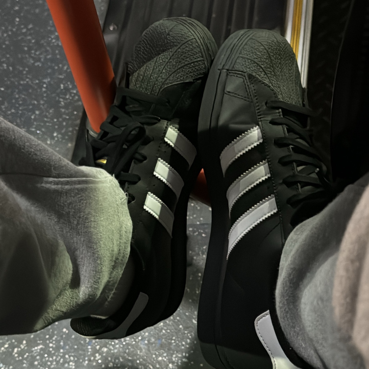 Adidas Superstar Core Black White 착용 스타일