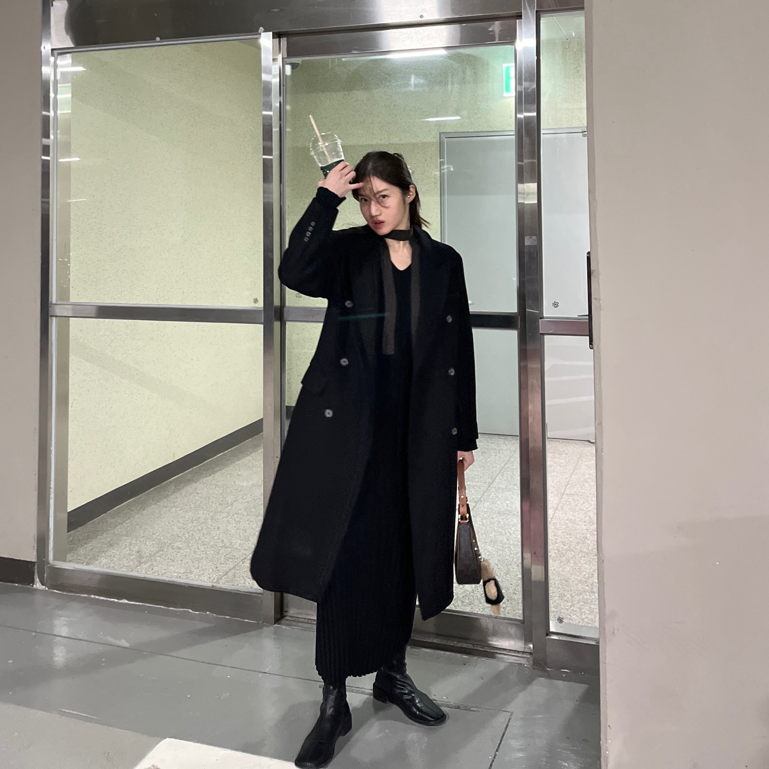 Celine Ava Bag in Triomphe Canvas and Calfskin Tan 착용 스타일