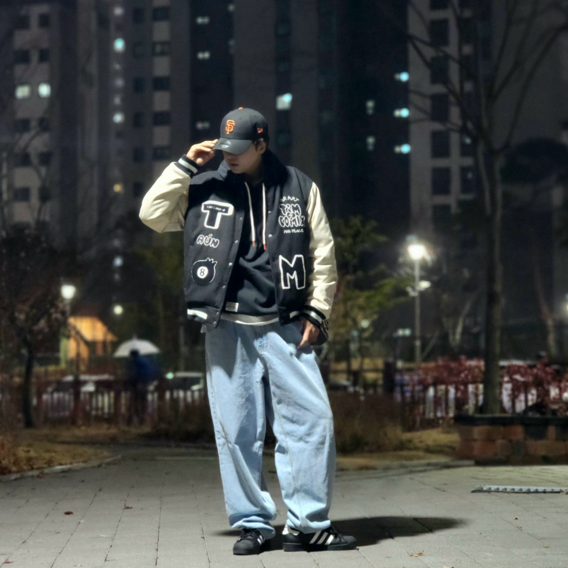 Adidas Superstar Core Black White 착용 스타일 - 3