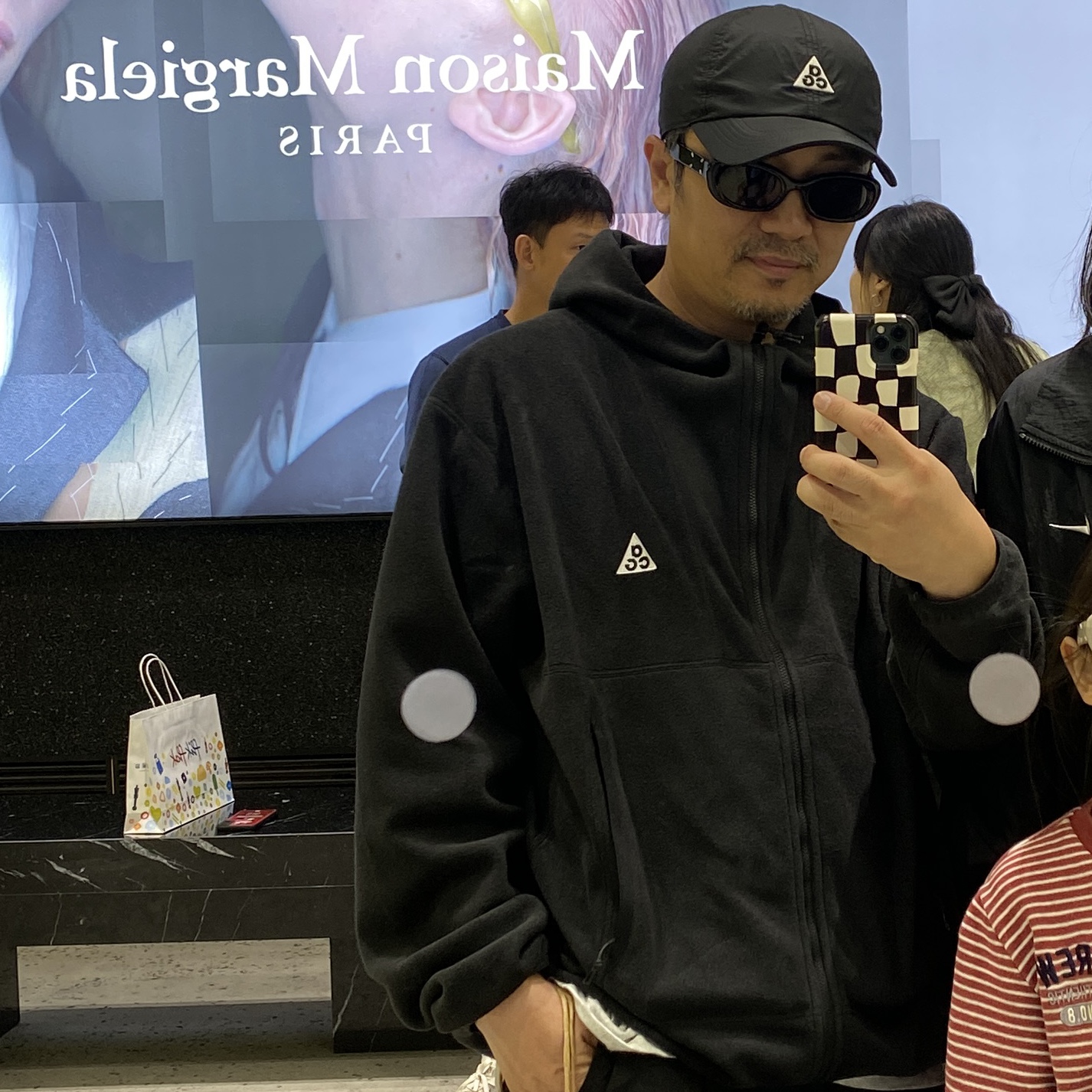 Gentle Monster x Maison Margiela MM004 Black Black, Nike ACG Trail Cap Black 착용 스타일 - 2