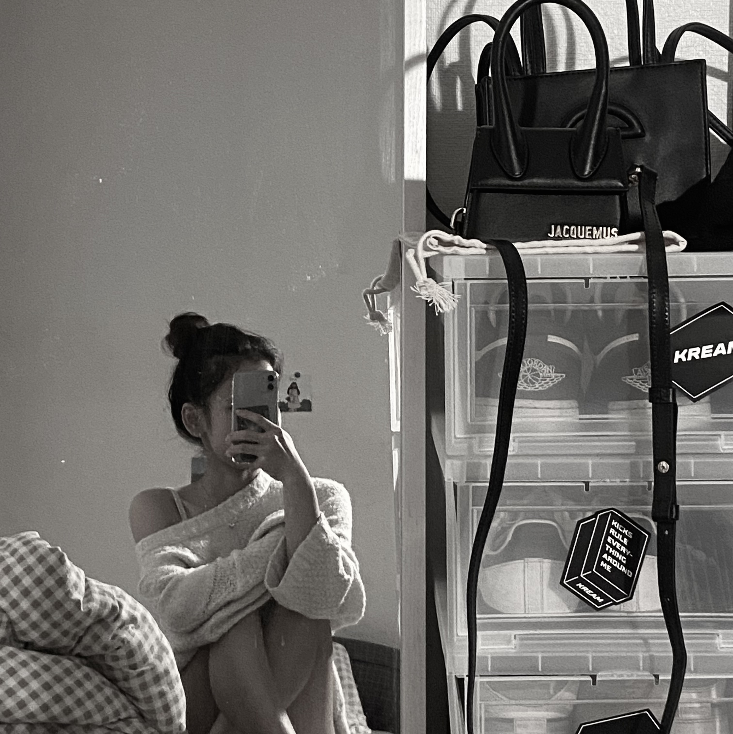 Jacquemus Le Chiquito Signature Leather Mini Handbag Black, (W) Saint Laurent Court Classic SL/06 Sneakers Cream 착용 스타일 - 1