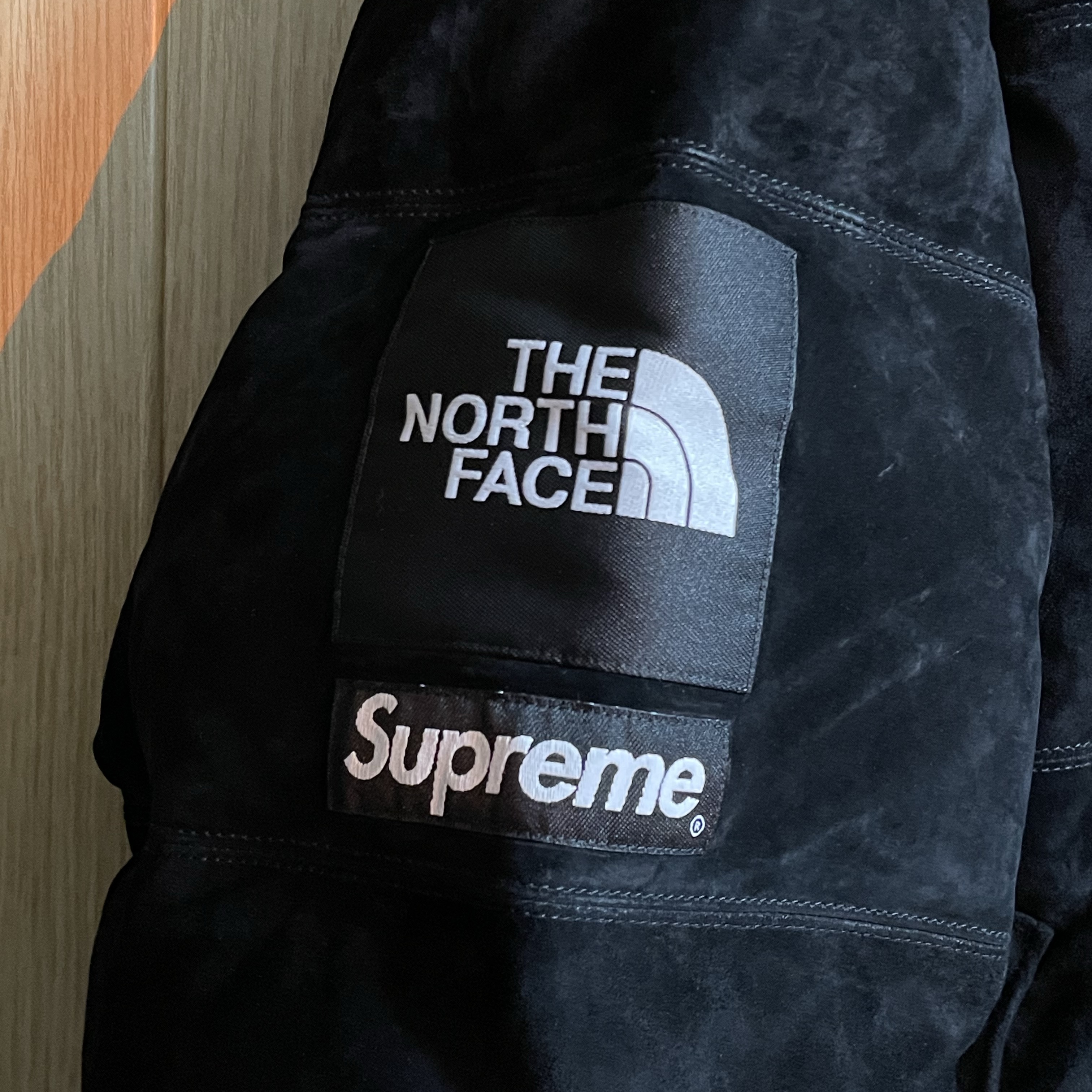Supreme x The North Face Suede Nuptse Jacket Black - 23FW 착용 스타일 - 4