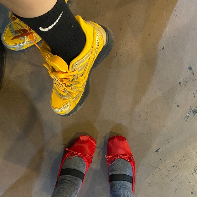 Nike x Off-White Air Rubber Dunk University Gold 착용 스타일