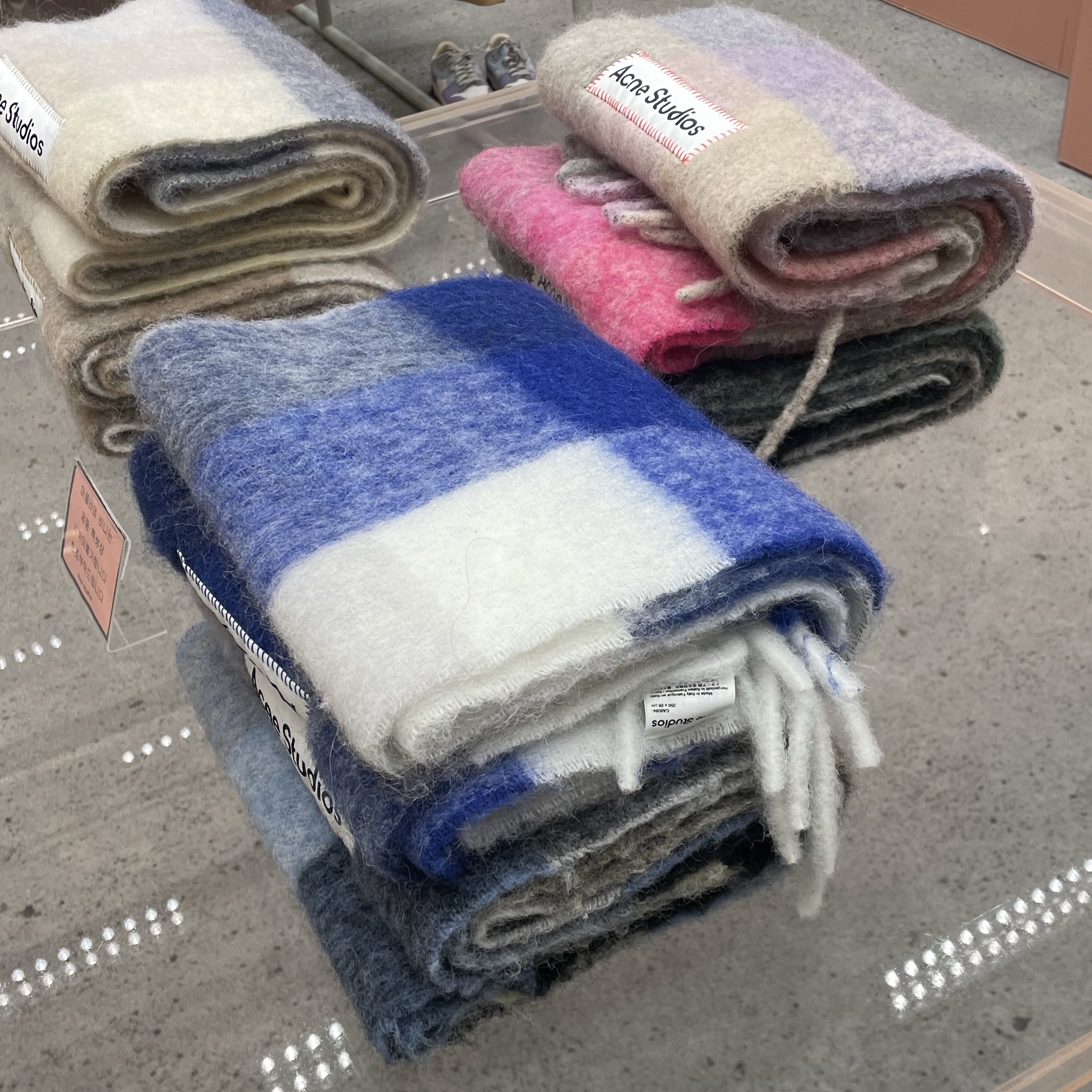 Acne Studios Mohair Check Muffler Fuchsia Lilac Pink 착용 스타일
