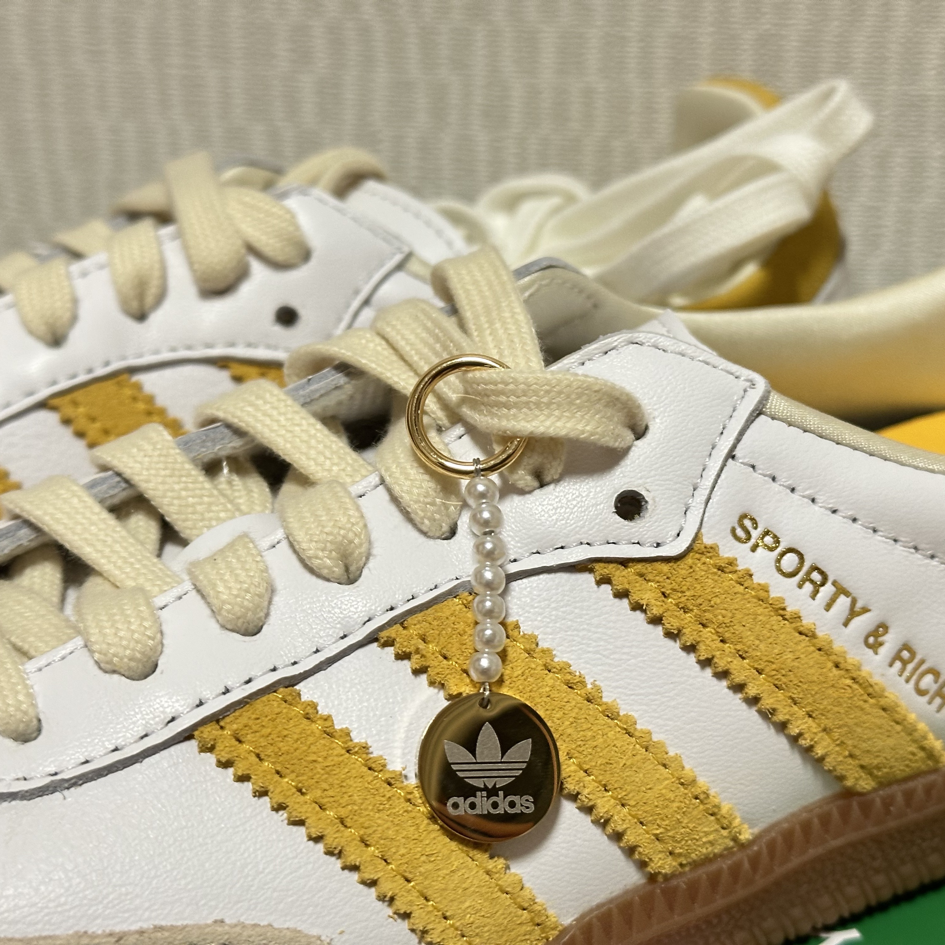Adidas x Sporty & Rich Samba OG Cloud White Bold Gold 착용 스타일 - 2