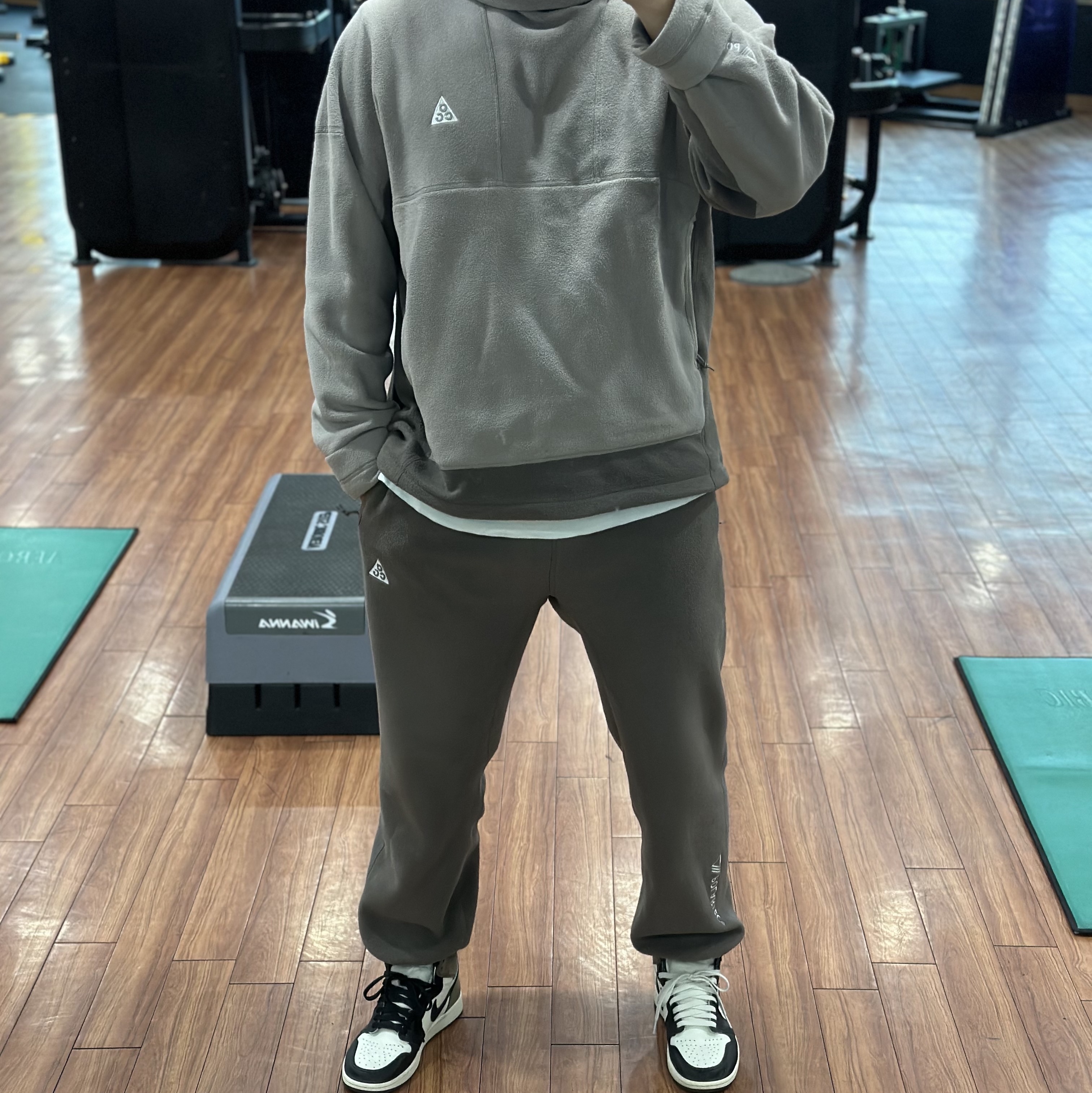 Jordan 1 Retro High OG Black Mocha, Nike ACG Polartec Wolf Tree Pants Ironstone - Asia 착용 스타일 - 2