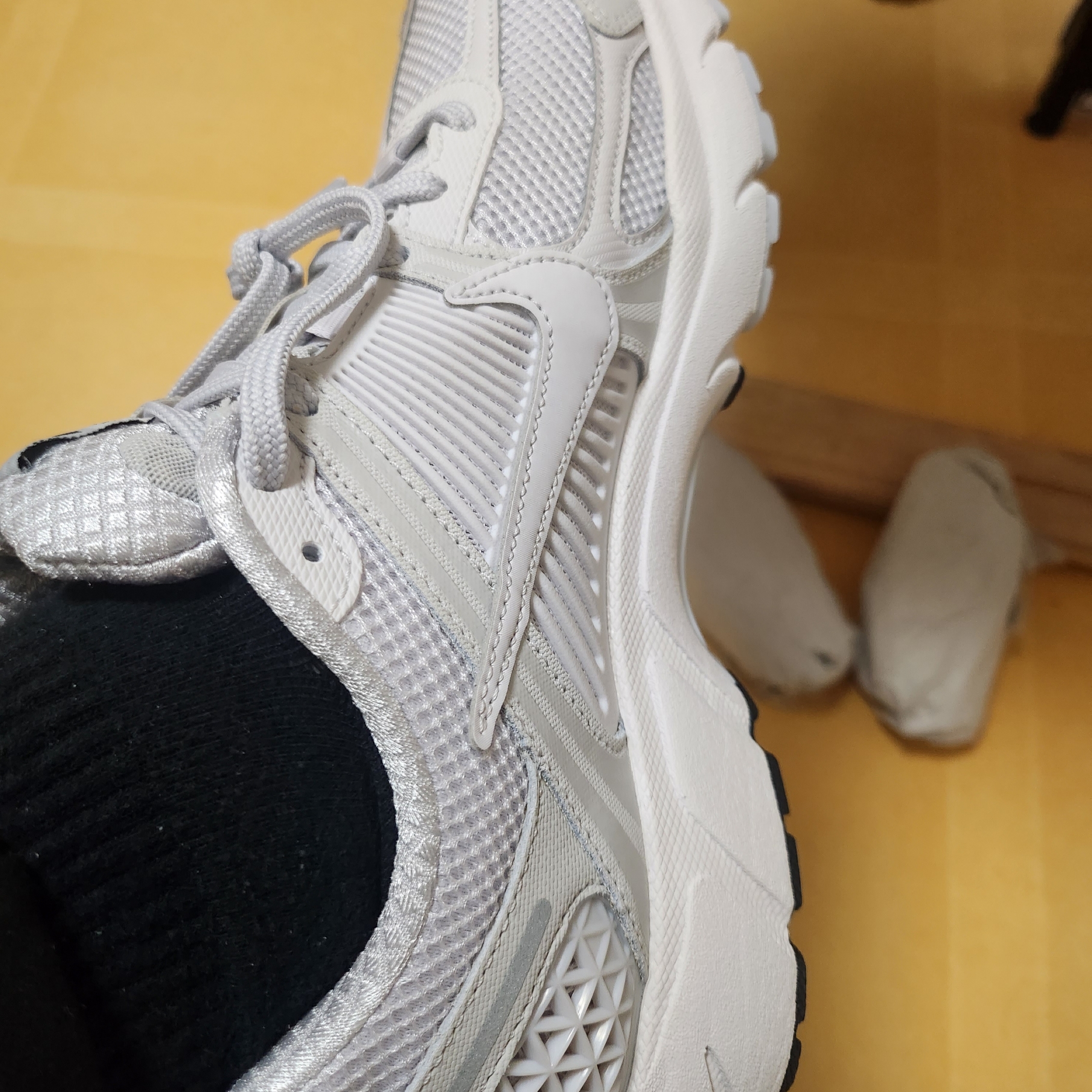 Nike Zoom Vomero 5 SP Vast Grey 2023 착용 스타일 - 2