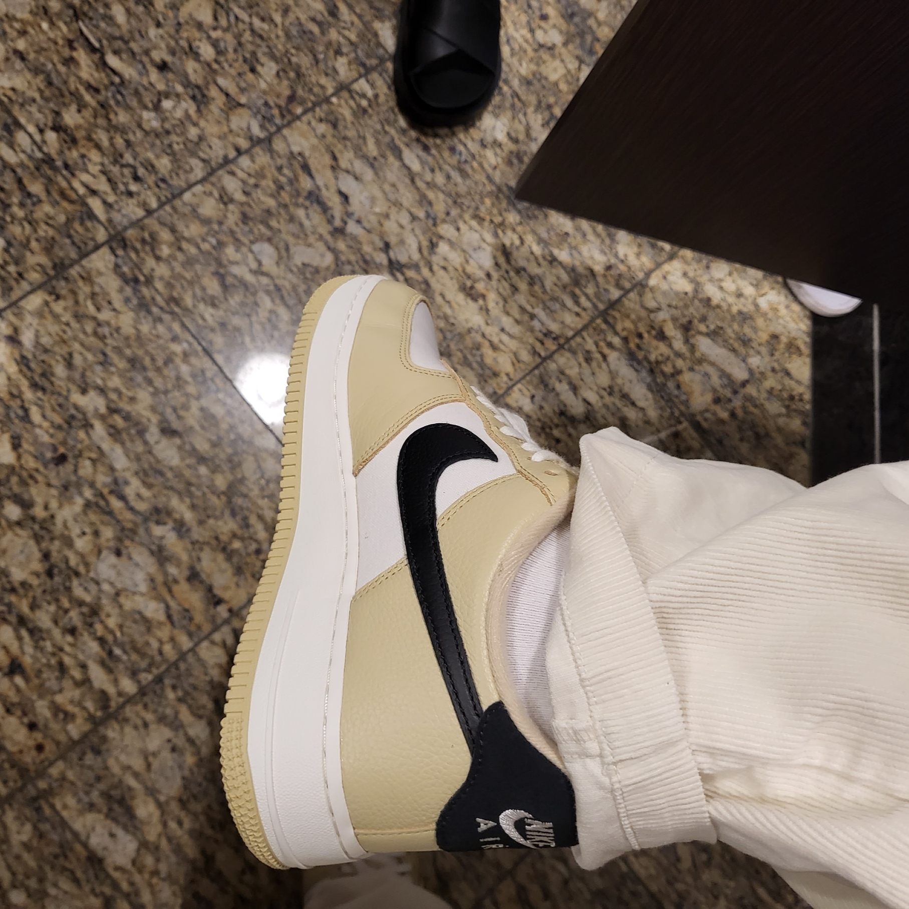 Nike Air Force 1 '07 LX Team Gold and Black 착용 스타일 - 4