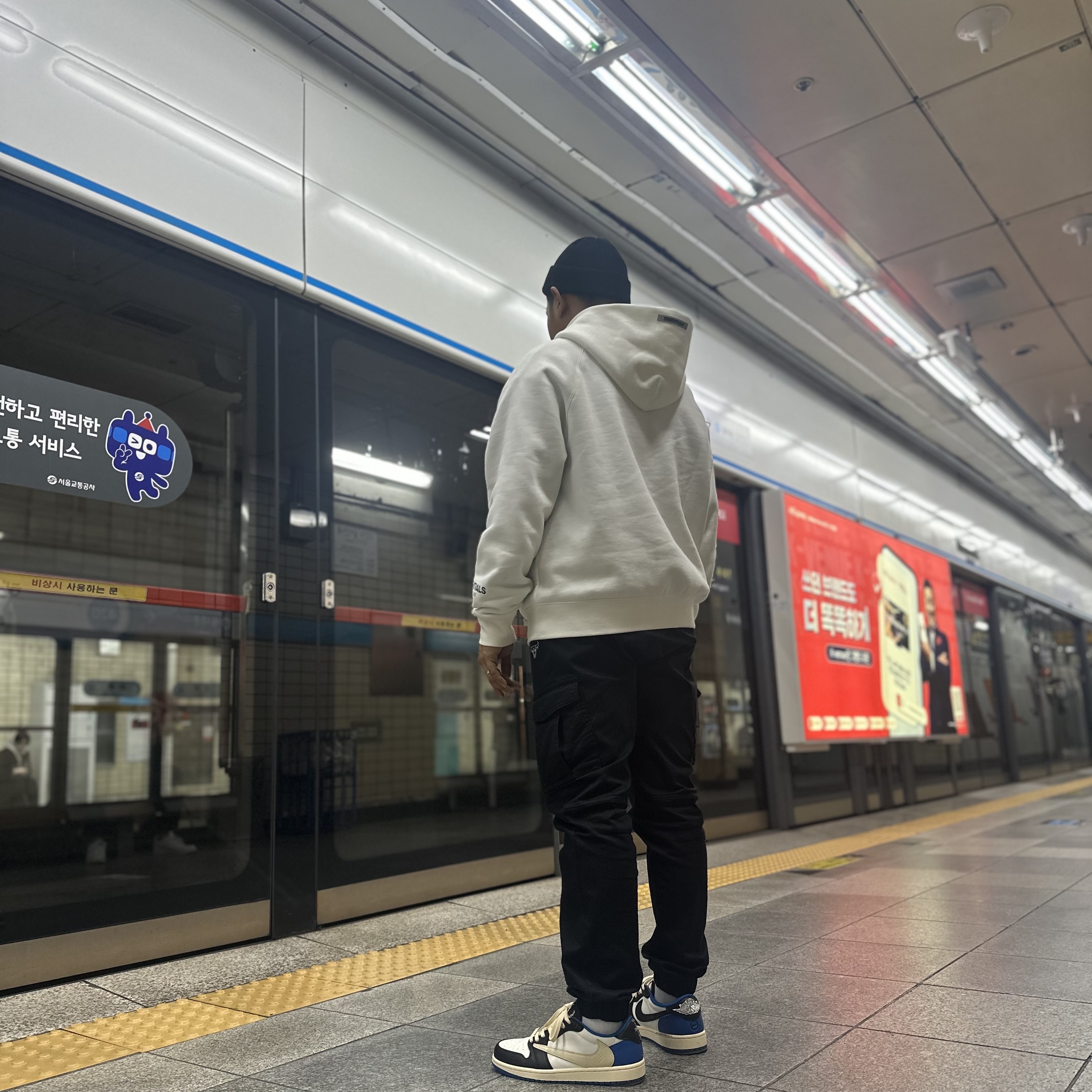 Essentials 3D Silicon Applique Pullover Hoodie White - 20SS, Jordan 1 x Travis Scott x Fragment Retro Low OG SP Military Blue 착용 스타일