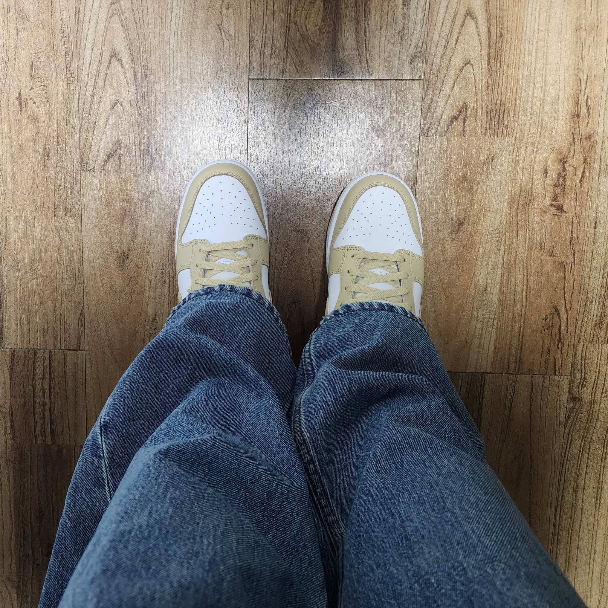 Nike Dunk Low Team Gold and White 착용 스타일 - 3