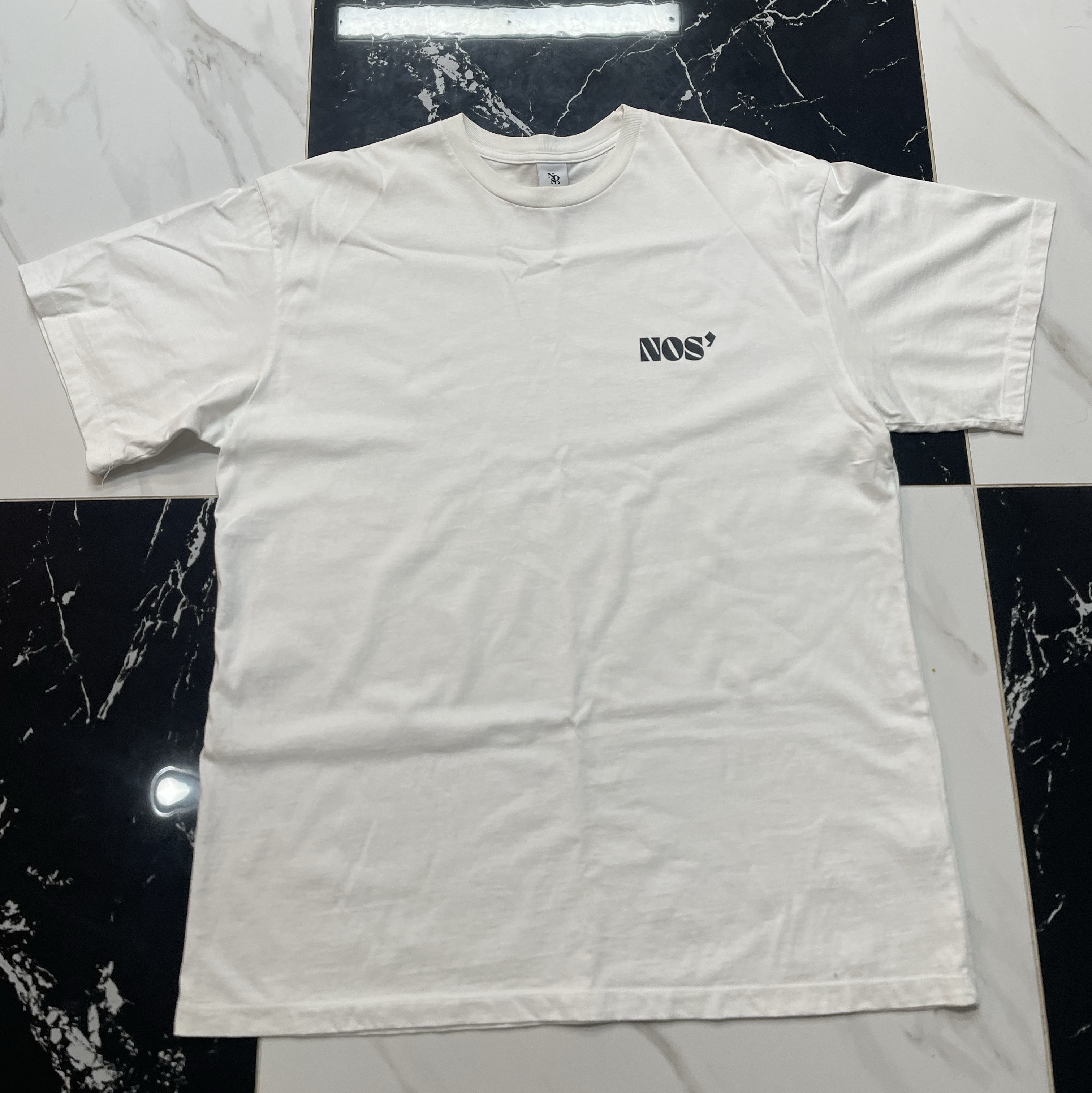 NOS7 Black Signature Logo Standard Fit T-Shirt White 착용 스타일