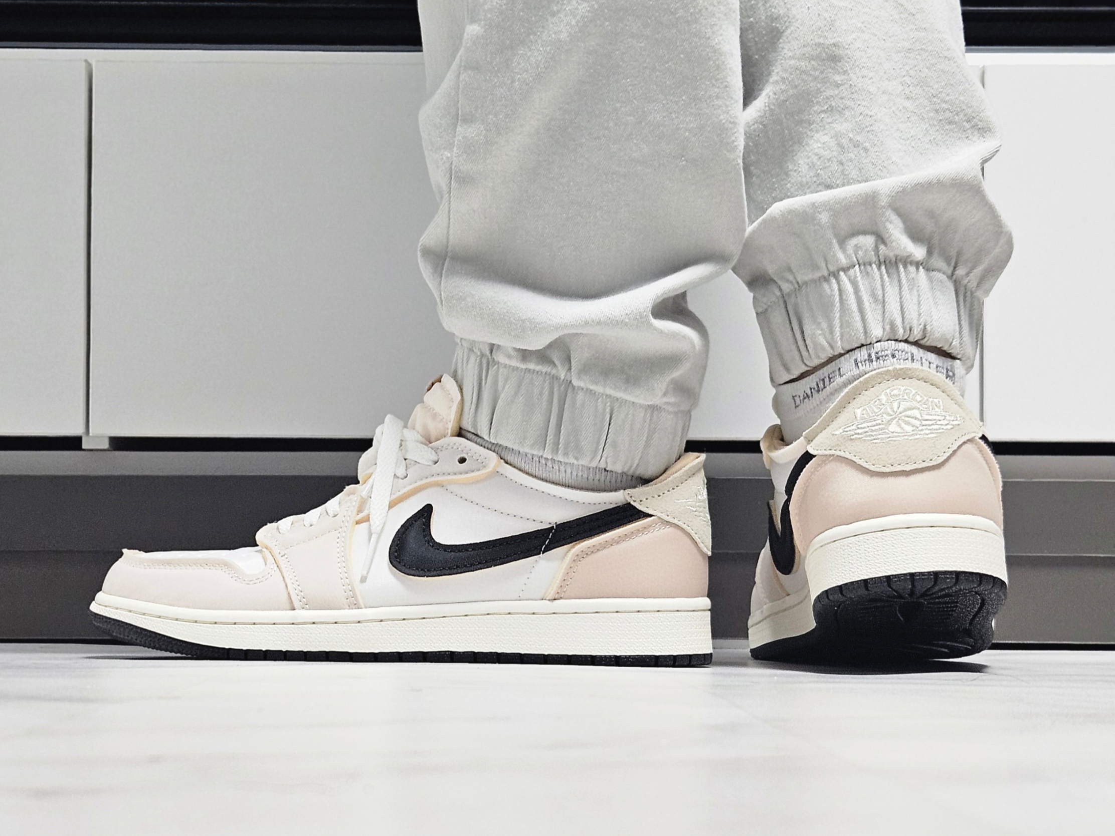 Jordan 1 Retro Low OG EX White and Coconut Milk 착용 스타일 - 4