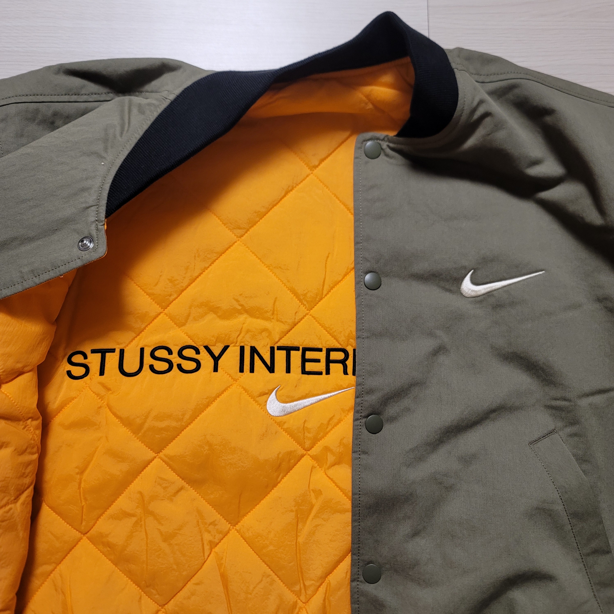Nike x Stussy Reversible Jacket Medium Olive (FJ9153-222) 착용 스타일 - 2