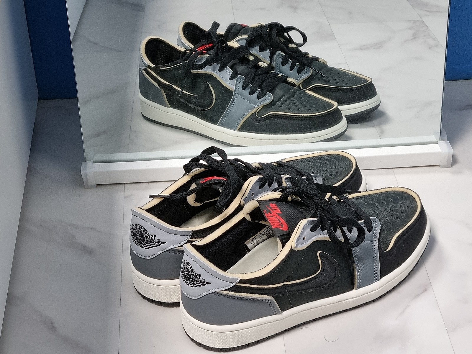 Jordan 1 Retro Low OG EX Black and Smoke Grey 착용 스타일 - 3