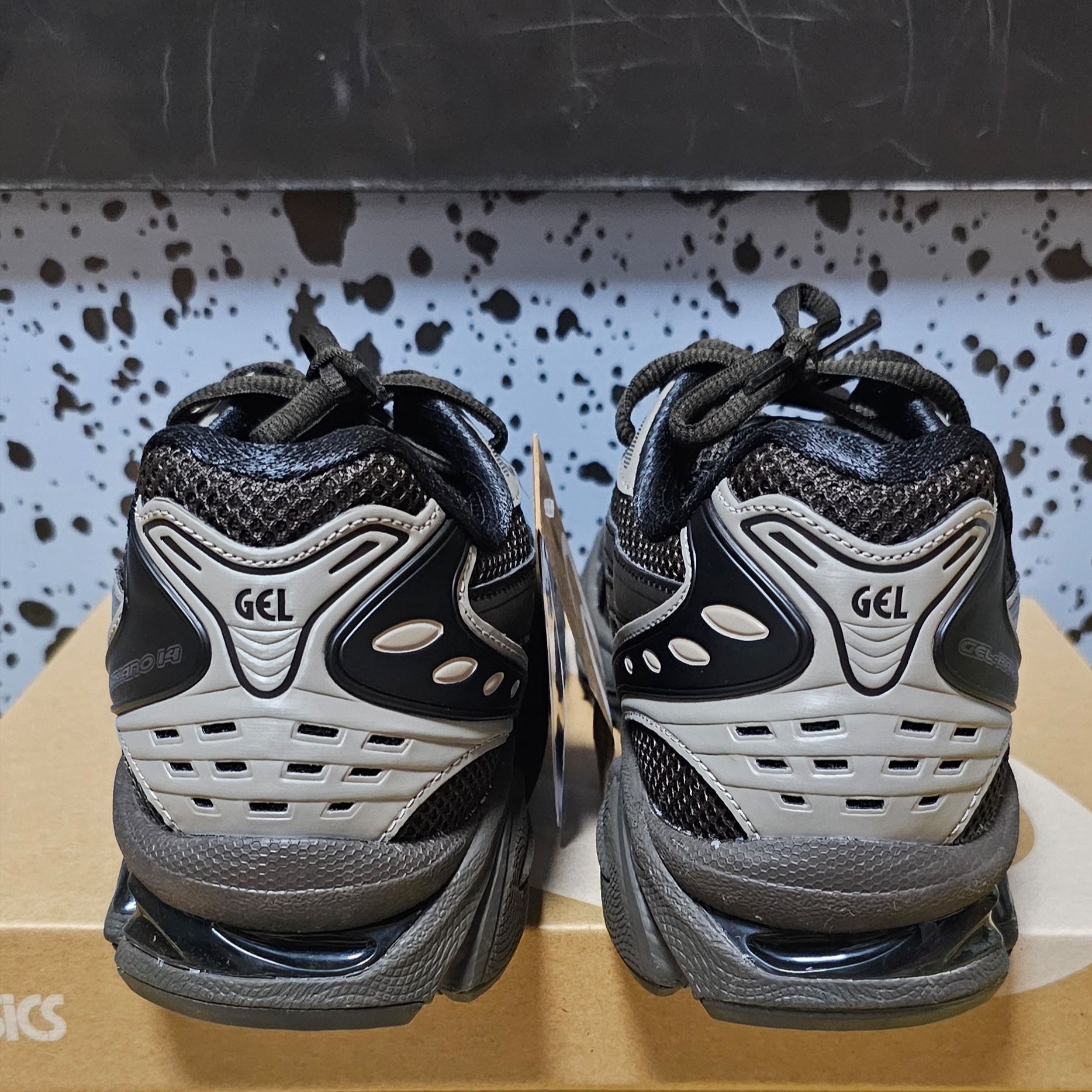 Asics x Atmos x Undermycar Gel-Kayano 14 Pepper Black 착용 스타일 - 4