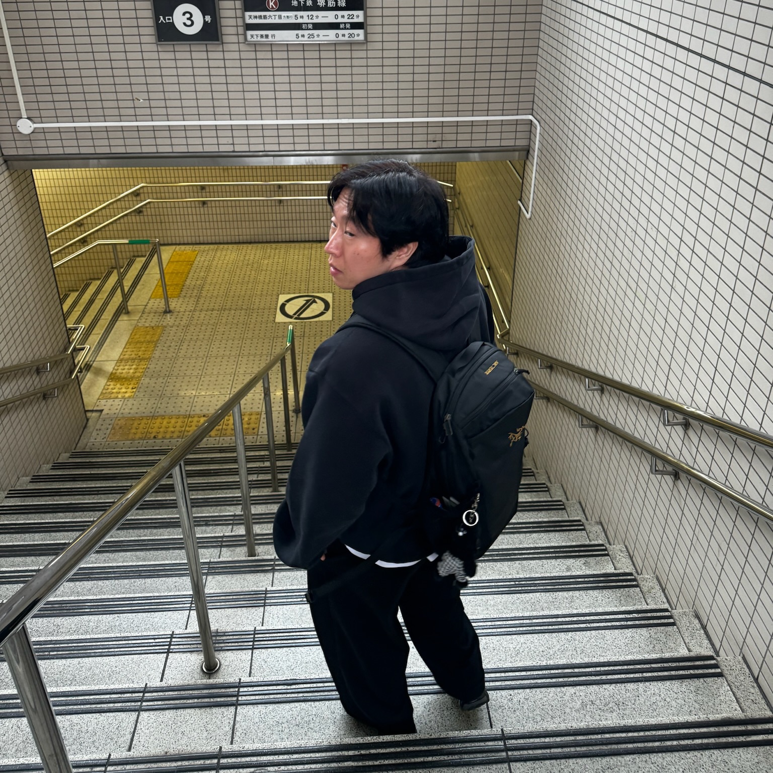 Supreme Varsity Hooded Sweatshirt Black - 23FW, Arc'teryx Mantis 16 Backpack Black 착용 스타일 - 2
