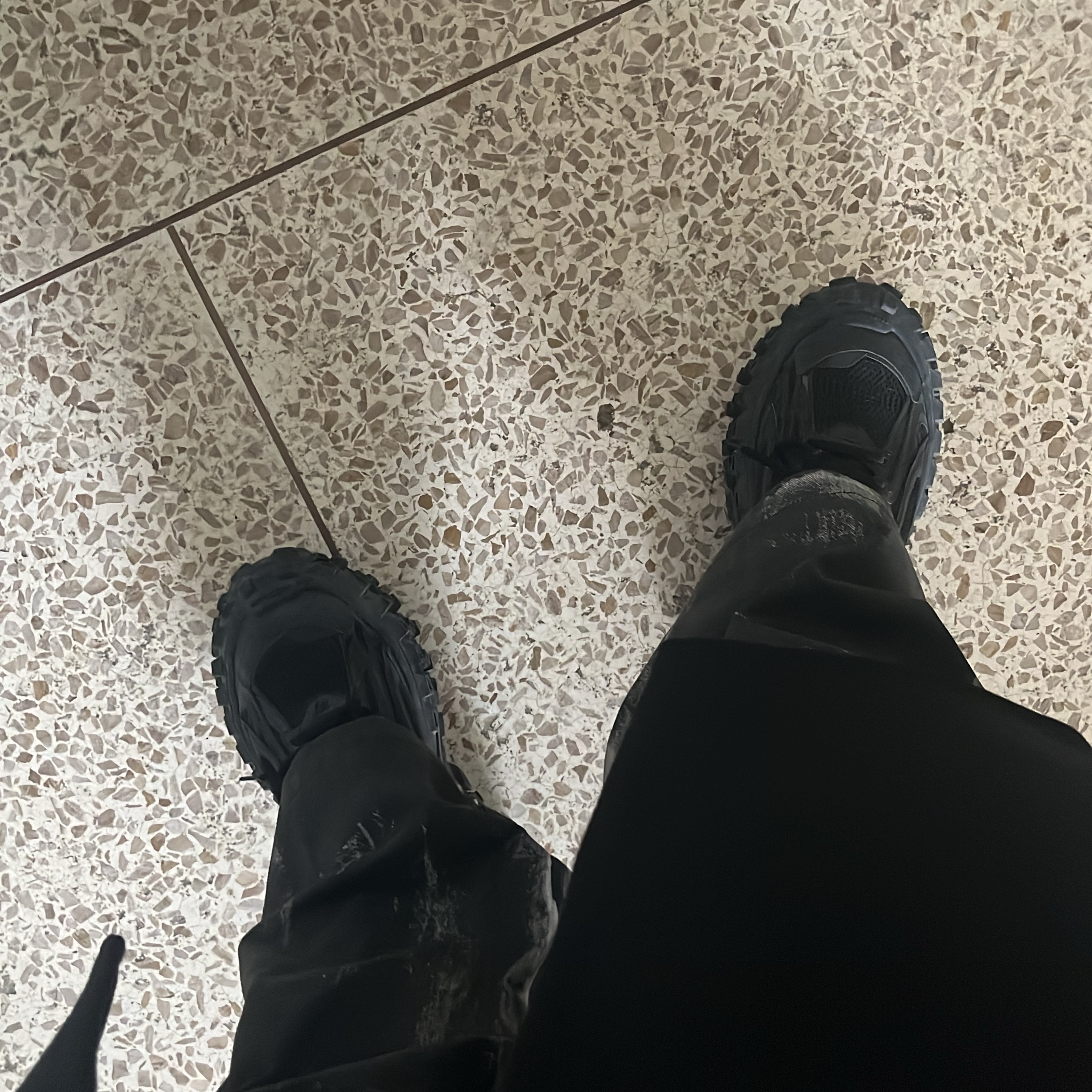 Balenciaga Defender Sneakers Black 착용 스타일