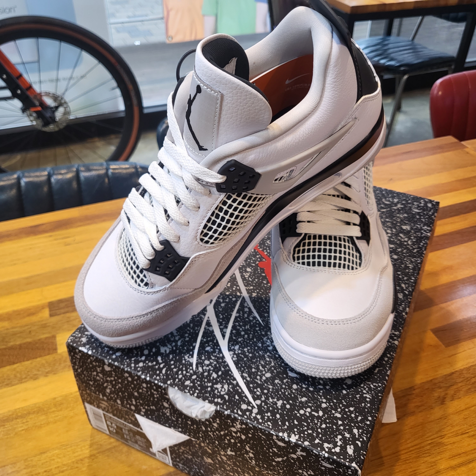 Jordan 4 Retro White and Black 착용 스타일 - 2