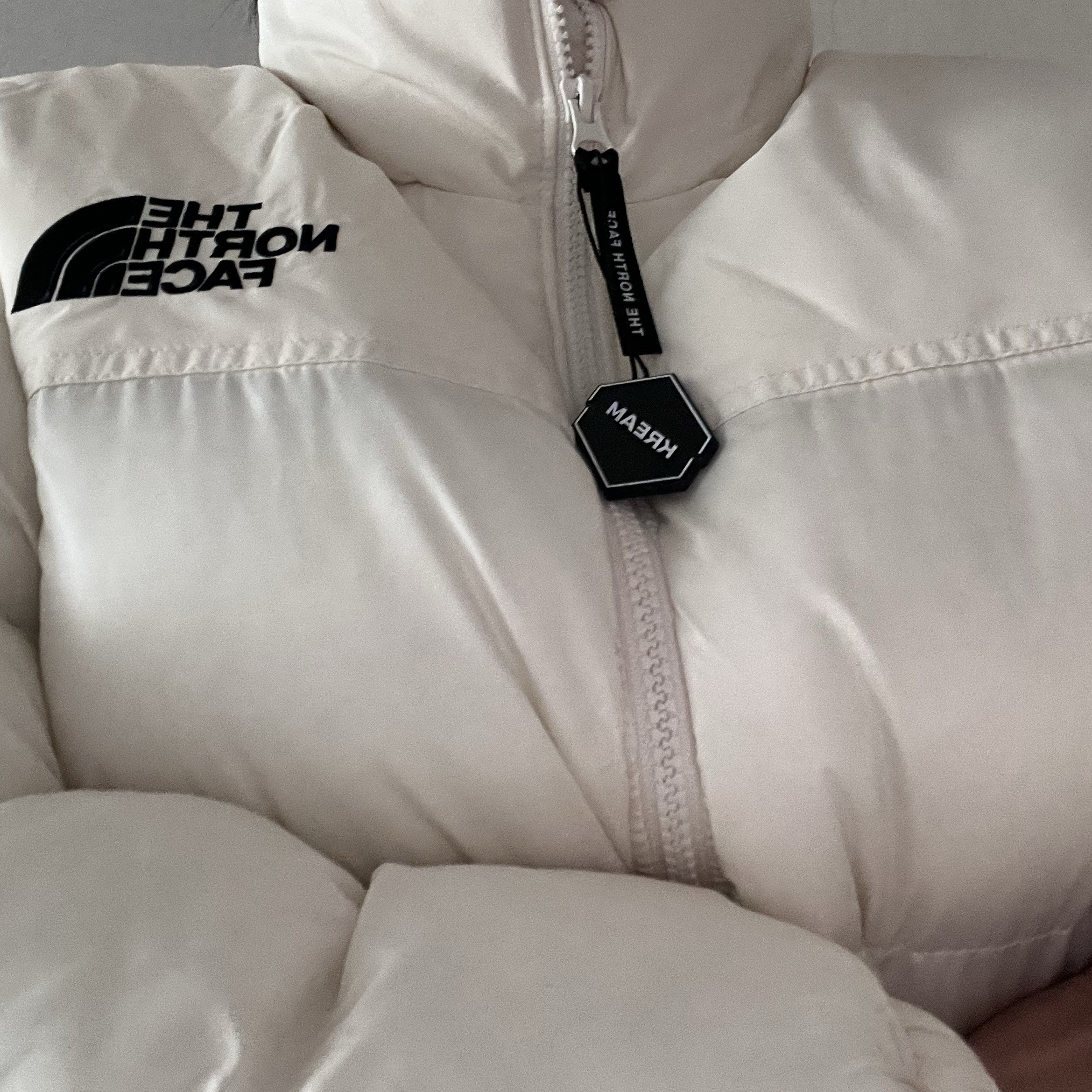 (W) The North Face Nuptse On Ball Jacket Ivory 착용 스타일
