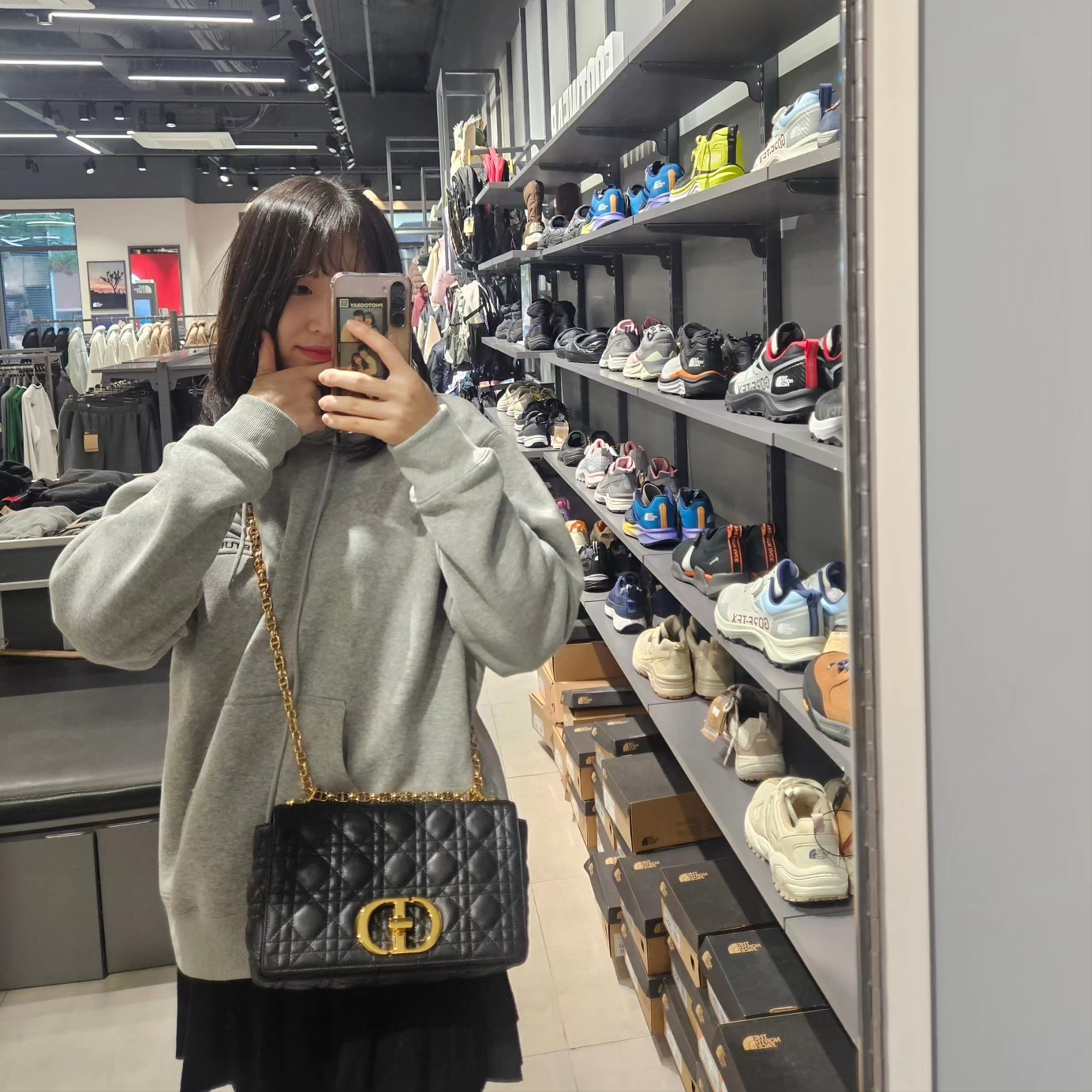 (W) UGG Classic Ultra Mini Platform Boots Black, Dior Medium Caro Bag Supple Cannage Calfskin Black 착용 스타일 - 2
