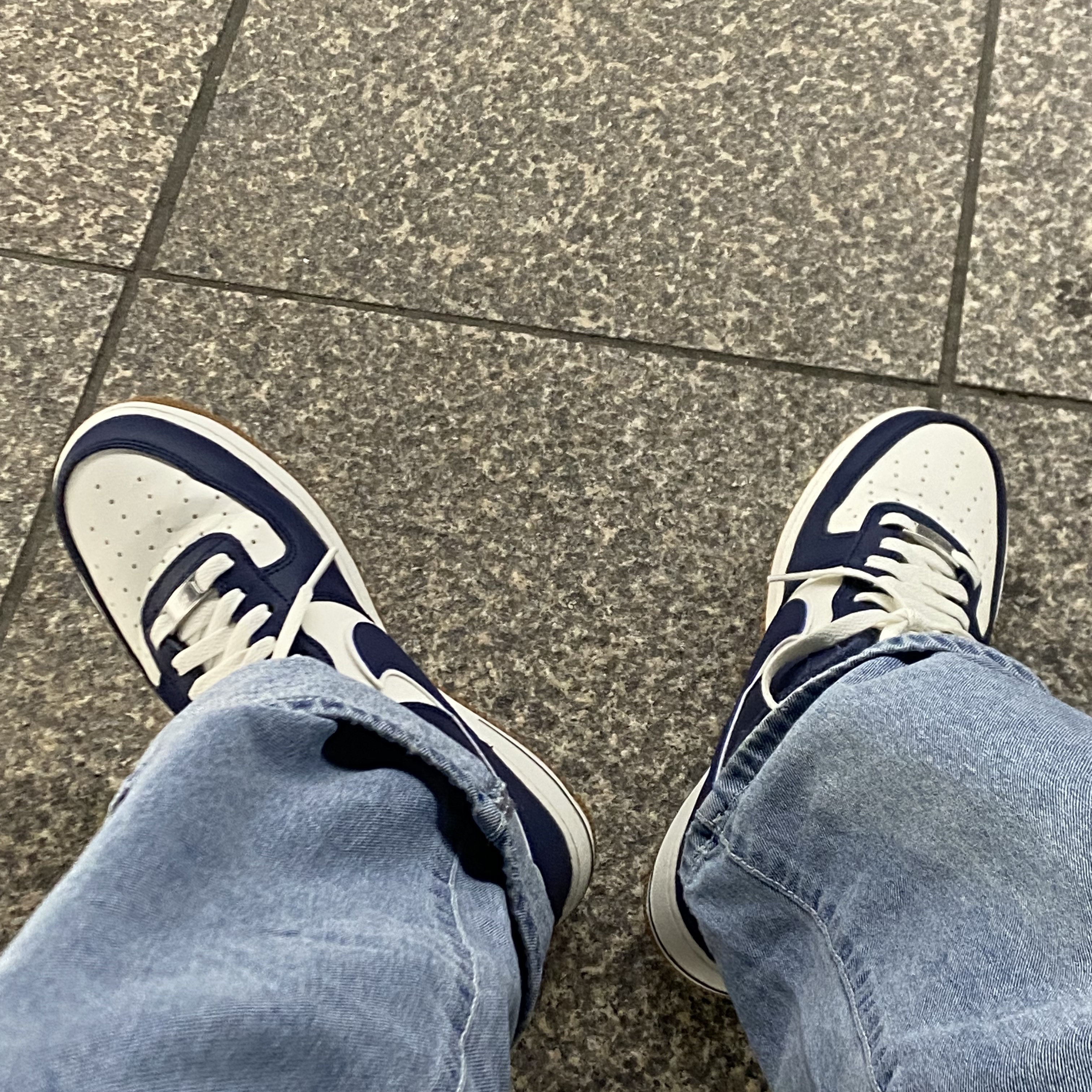 Nike Air Force 1 '07 LV8 Midnight Navy 착용 스타일